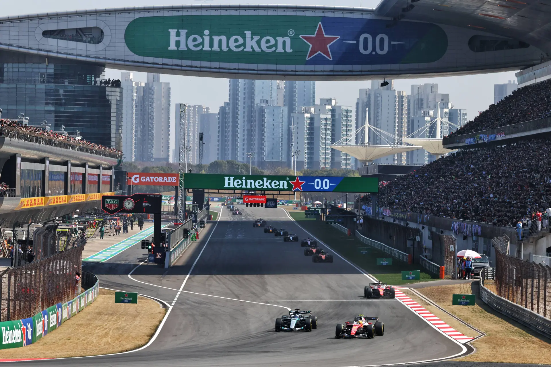 Verschrikkelijke start voor Verstappen in China, Mercedes raakt Red Bull