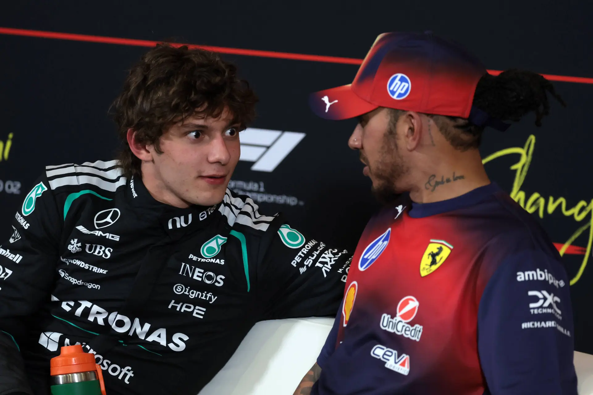 Hamilton vertrouwt Mercedes voor geen meter en spreekt verdenking uit
