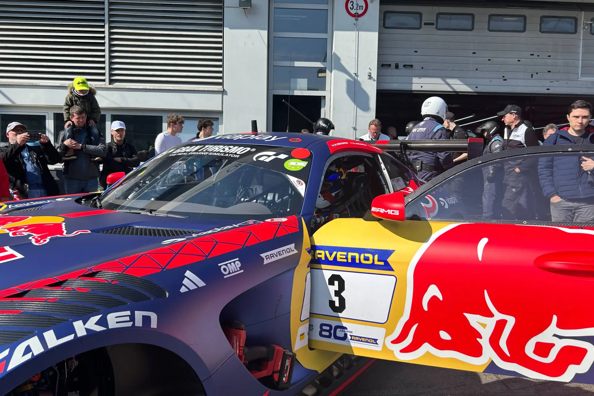 Verstappen enorm populair op de Nürburgring: Chaos en drukte rondom pitbox