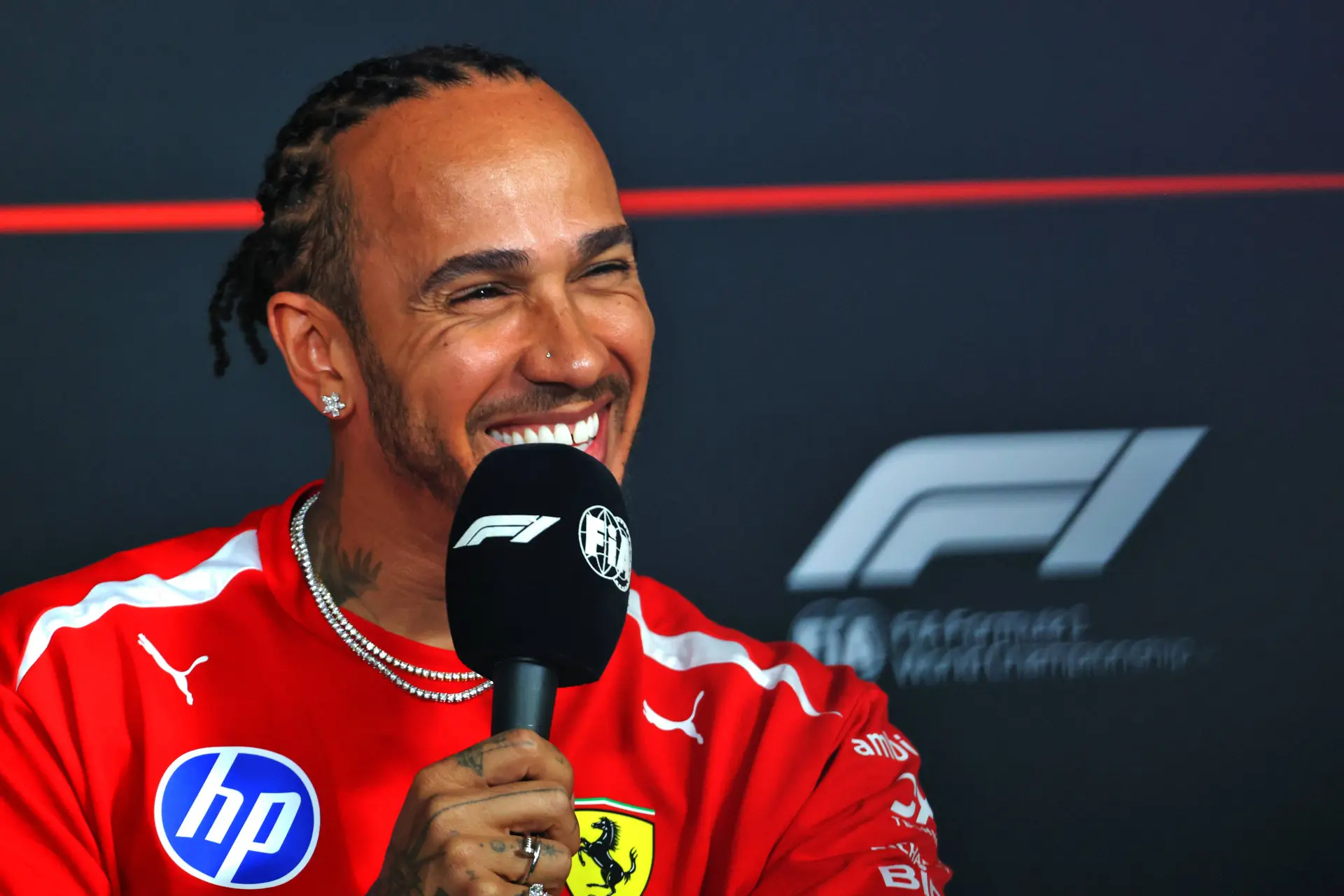 Hamilton heeft nieuw huisdier met zeer opvallende naam: Max!