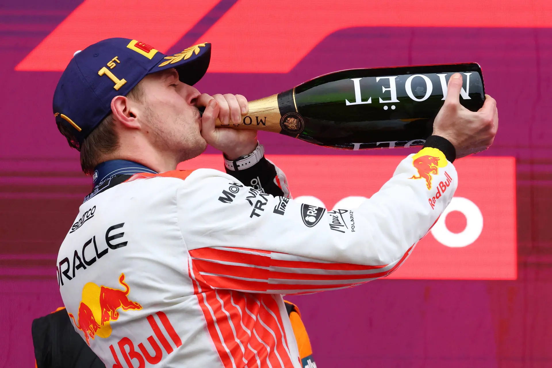 Verstappen wint zinderend duel met Norris en pakt zege in GP Japan