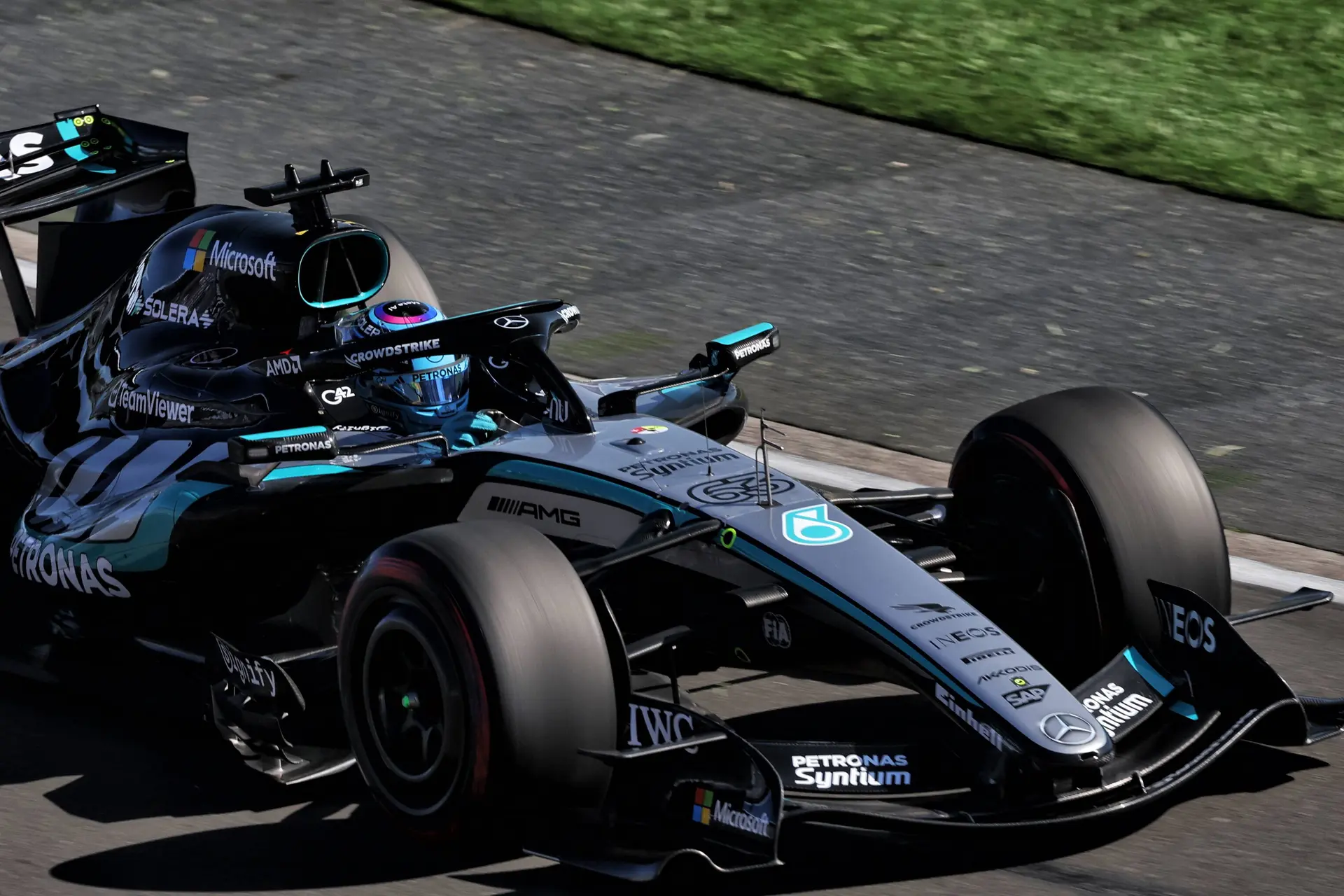 Mercedes puts its cards squarely on the table with impressive race simulations