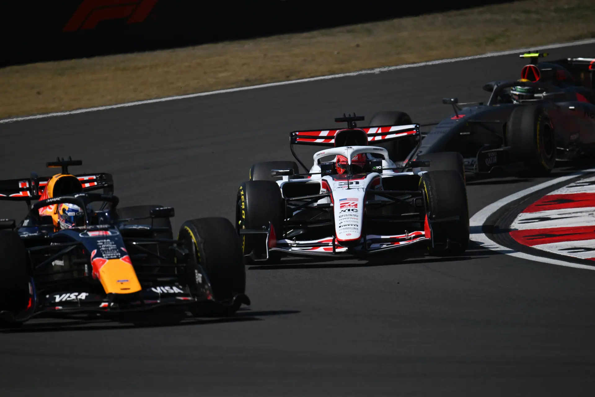 Verstappen zet twee man te kijk in één bocht in sprintrace China