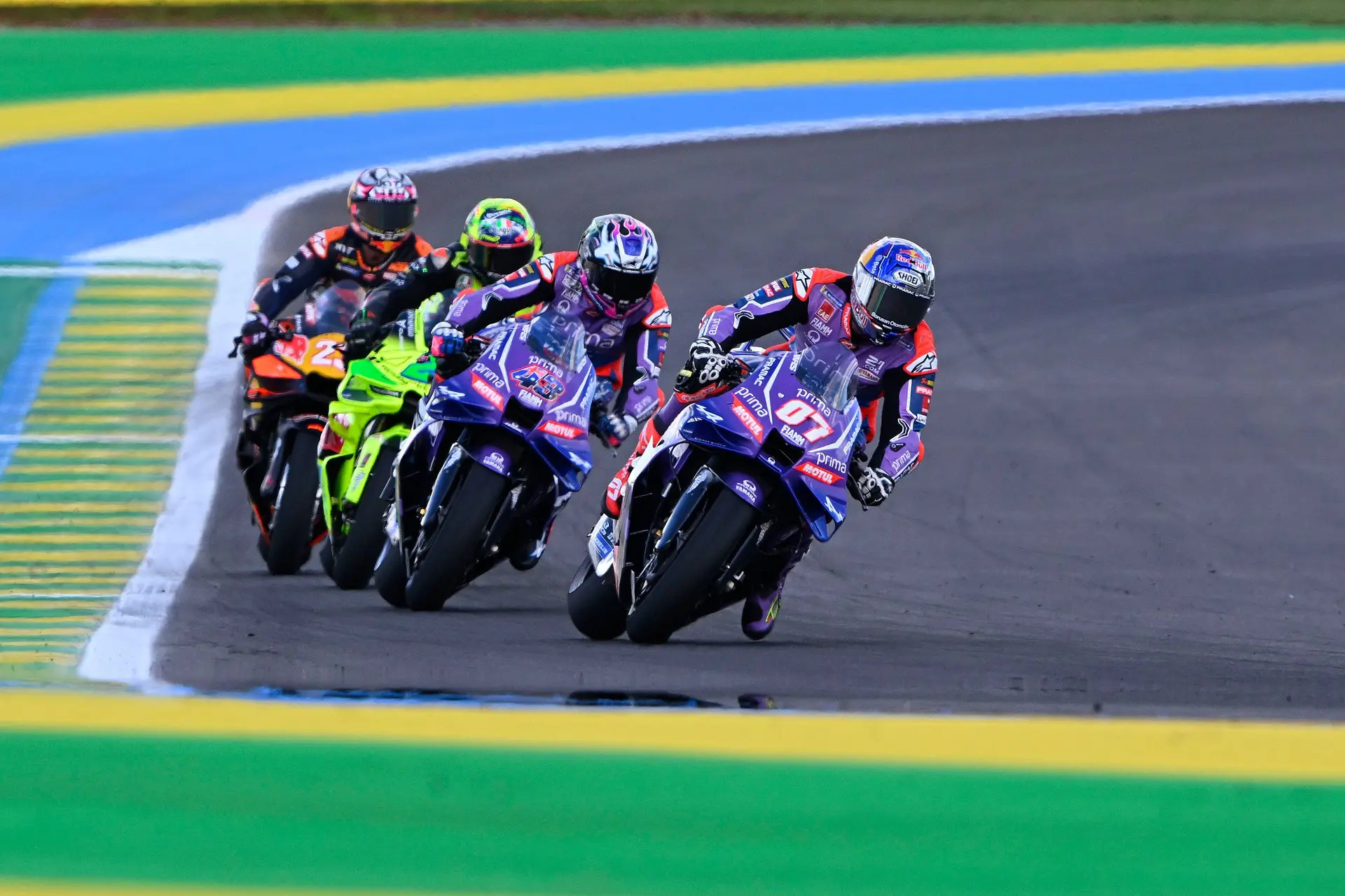 Bizarre taferelen in MotoGP: Coureurs geraakt door rondvliegende stukken asfalt
