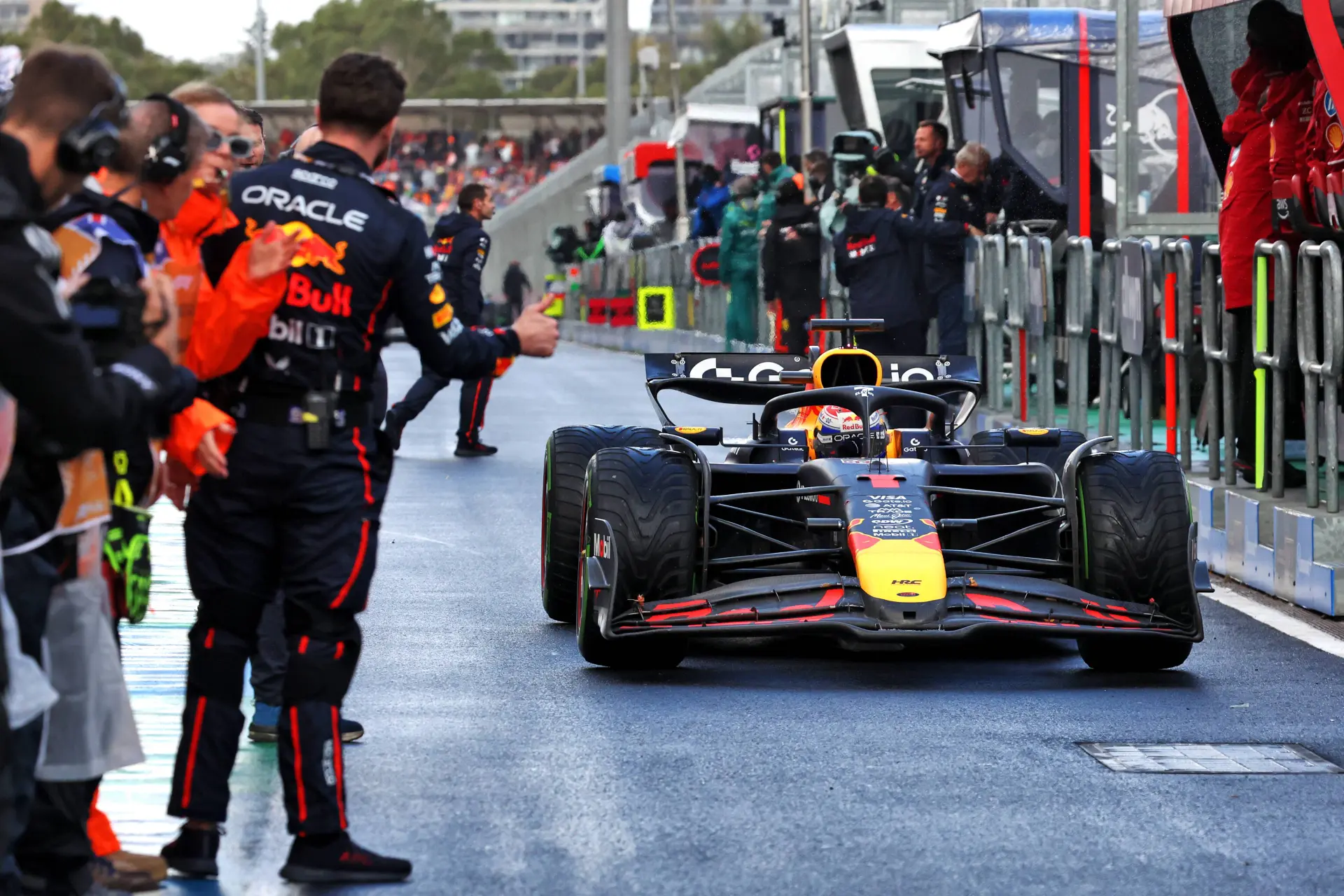 Verstappen komt net tekort, Norris wint natte Grand Prix van AustralIë