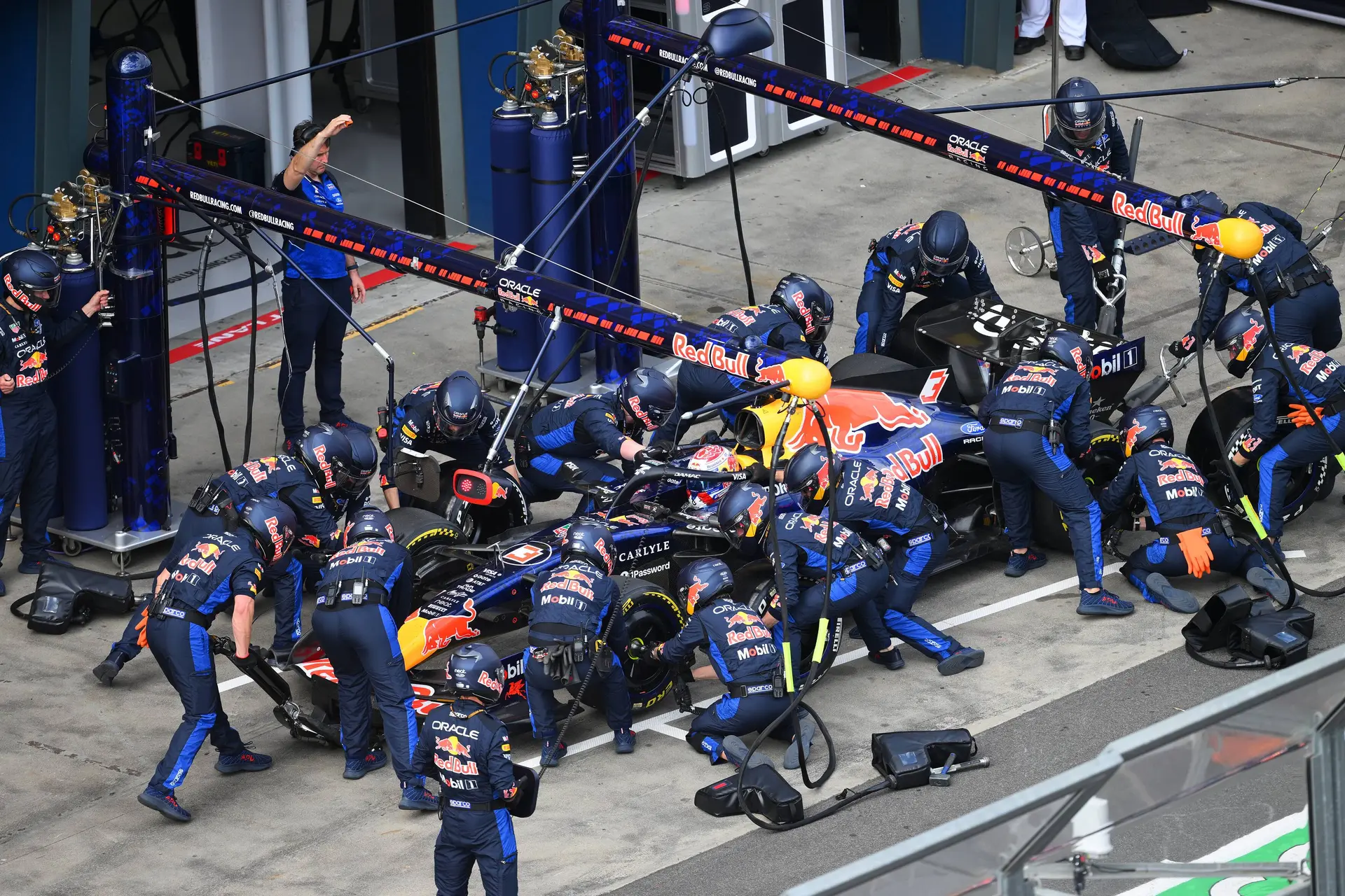 Red Bull door logistieke problemen uren doorwerkend in de Chinese nacht