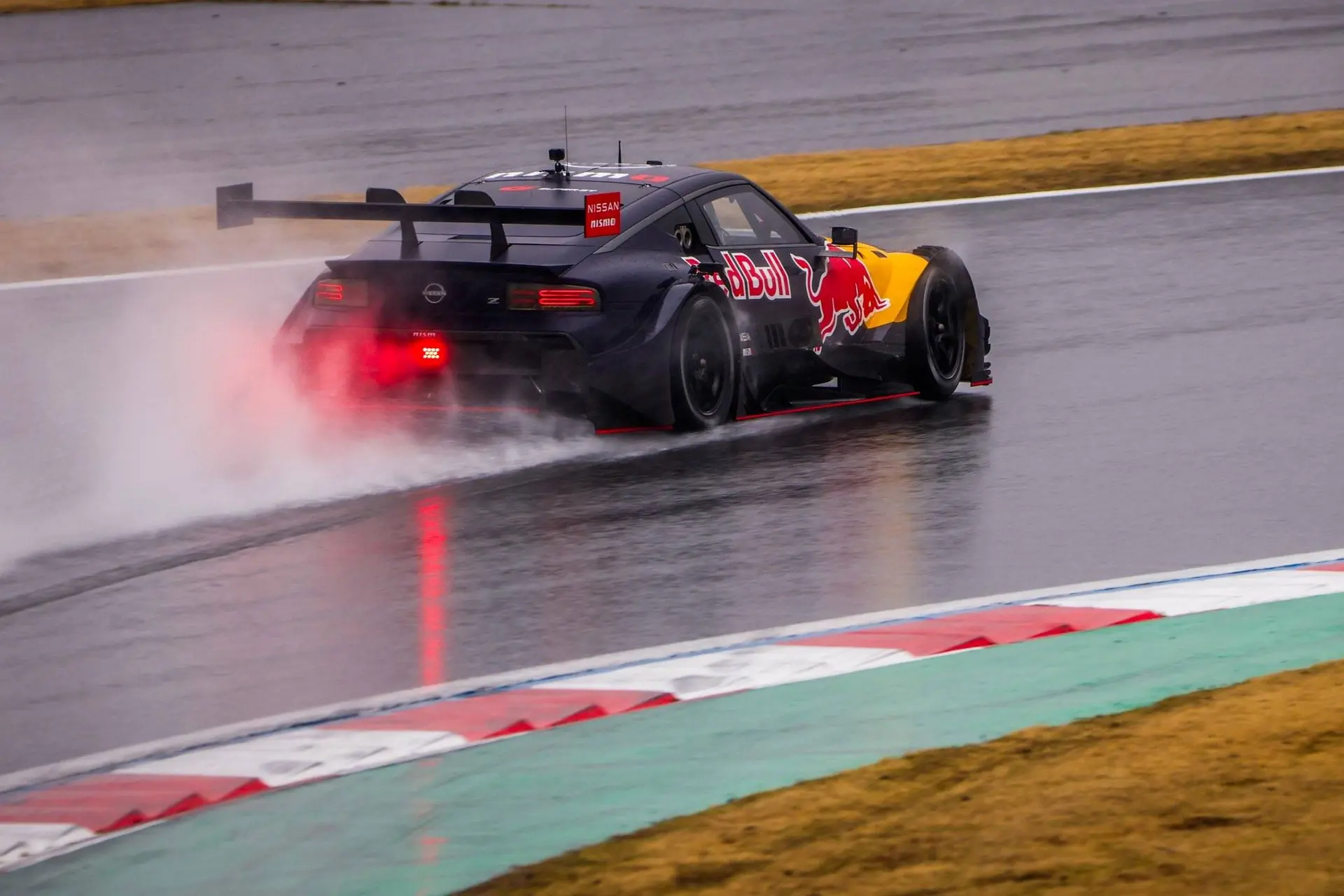 Fans reageren lyrisch op fantastische beelden van Verstappen in GT-wagen op nat circuit