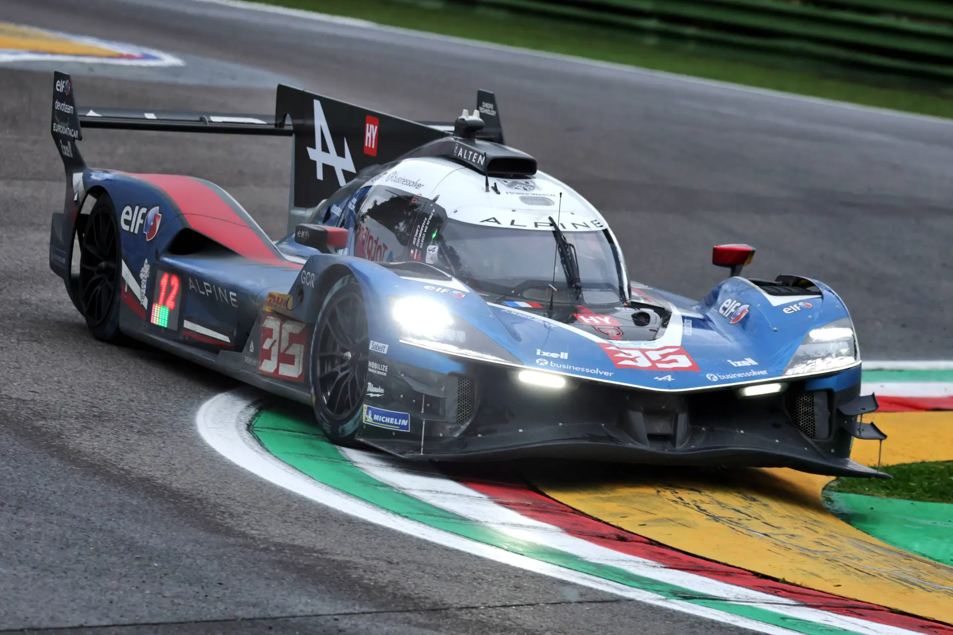 Nyck de Vries bijt zich stuk op snelste tijd van Alpine, blijft wel Ferrari voor