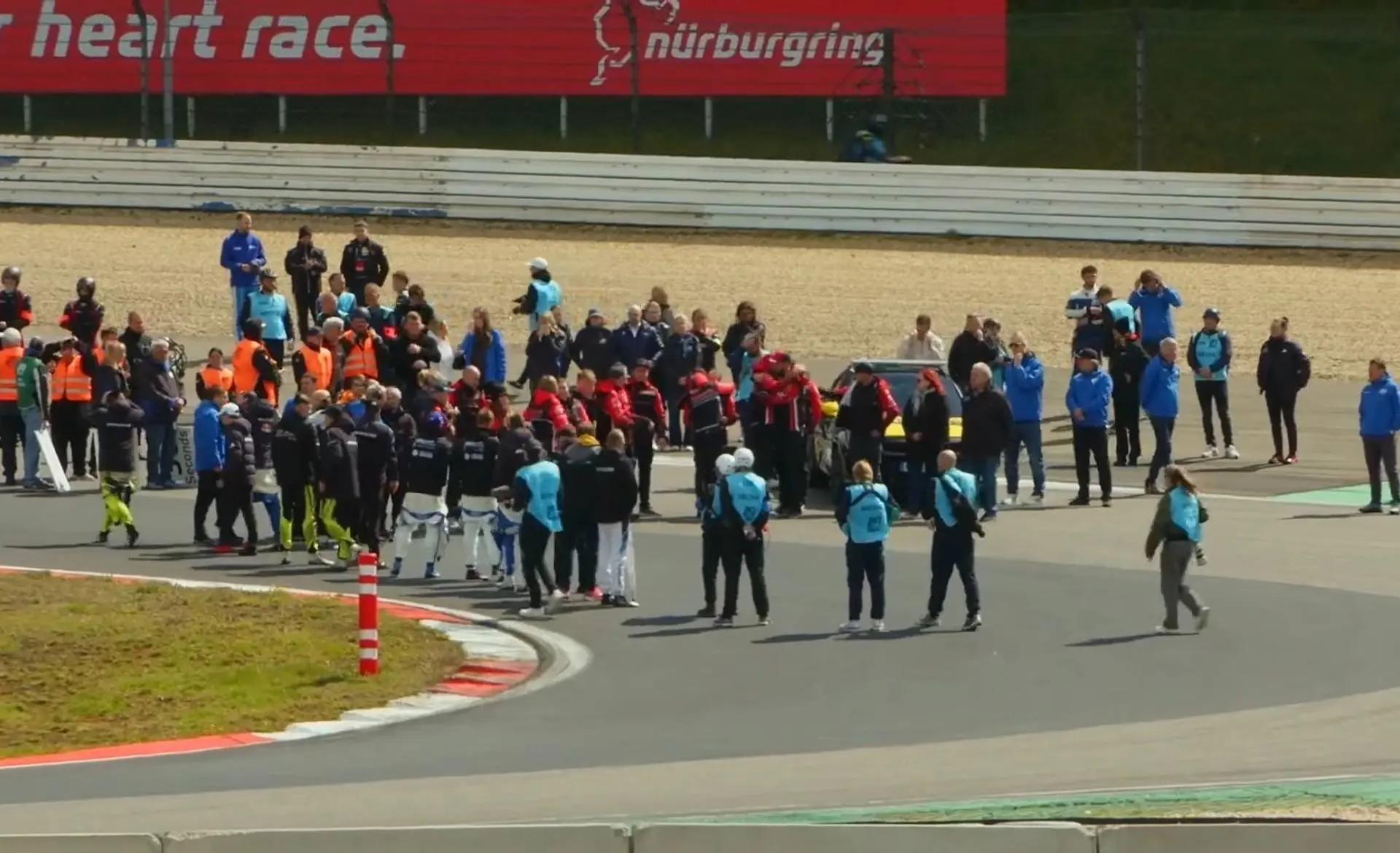 Coureurs brengen emotioneel eerbetoon aan overleden Juha Miettinen