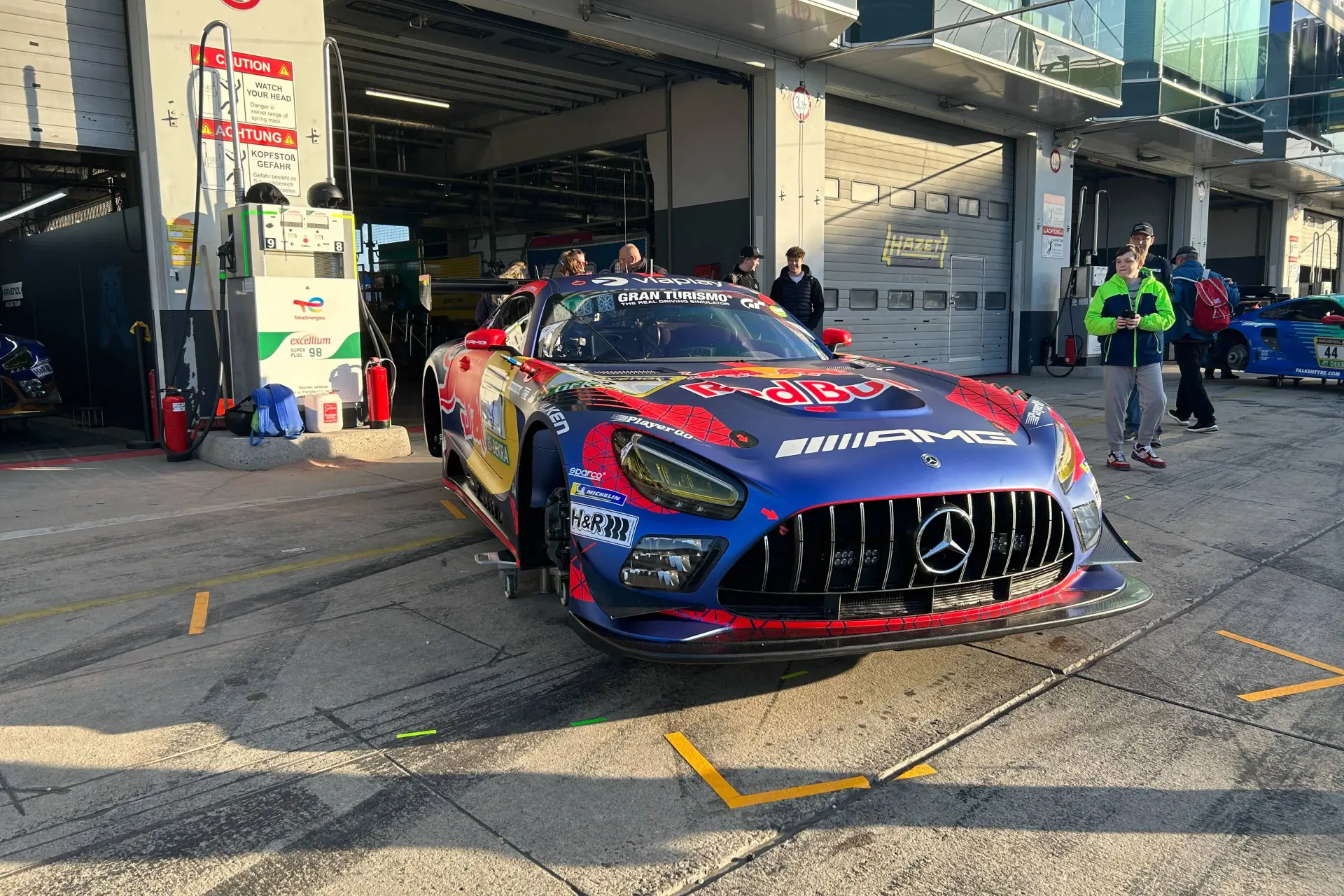 Porsche-coureur Schuring geniet op de Nordschleife: ‘'Gewoon' een tegenstander, maar ook Verstappen!’