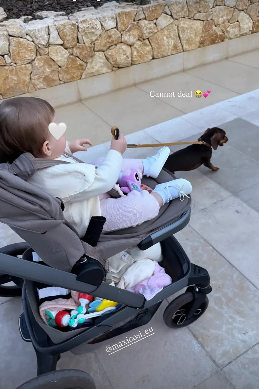 Lily Verstappen is net zo'n dierenvriend als vader Max en laat hondje Nino uit