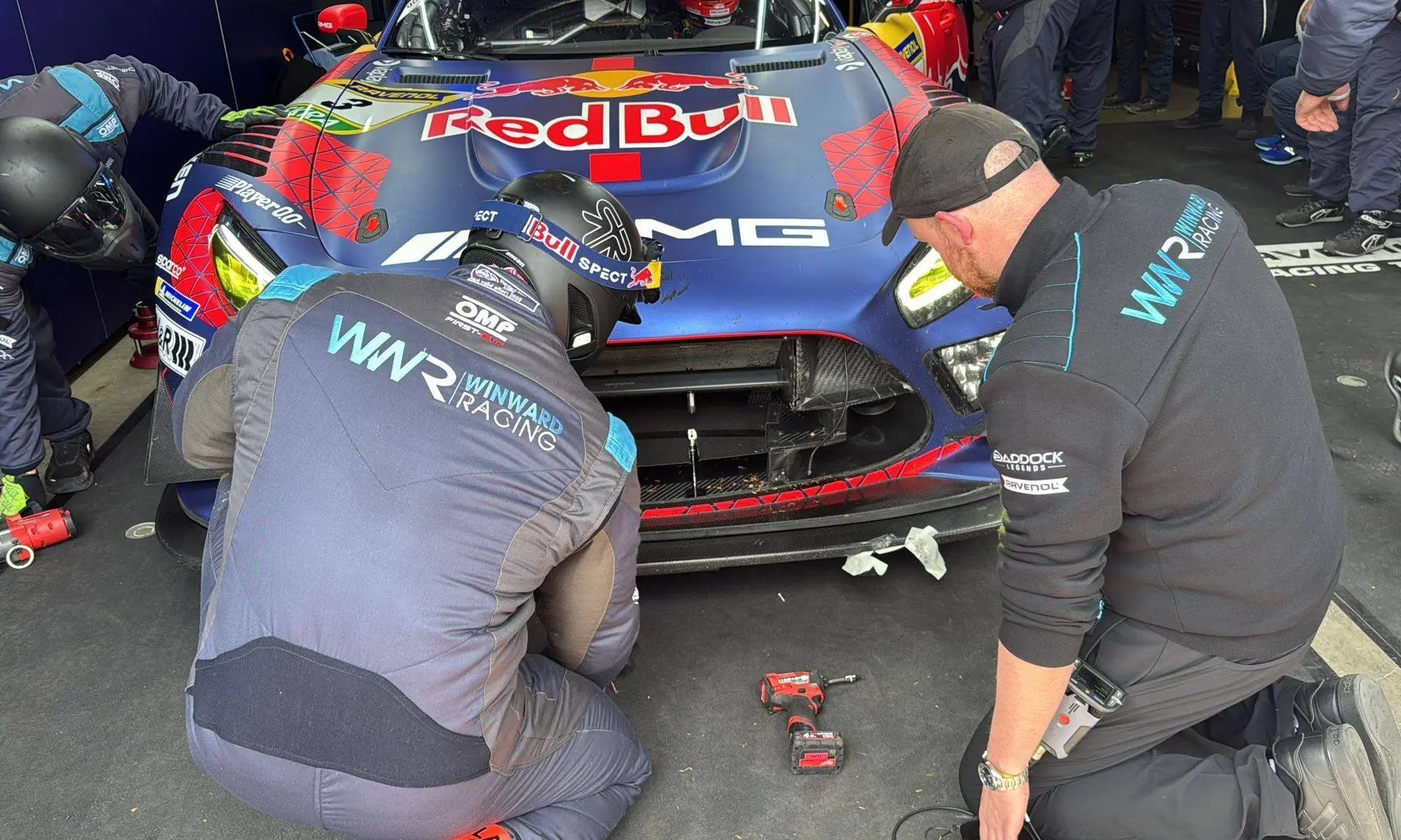 Verstappen Racing ziet zege wegens grote schade aan de auto in rook opgaan