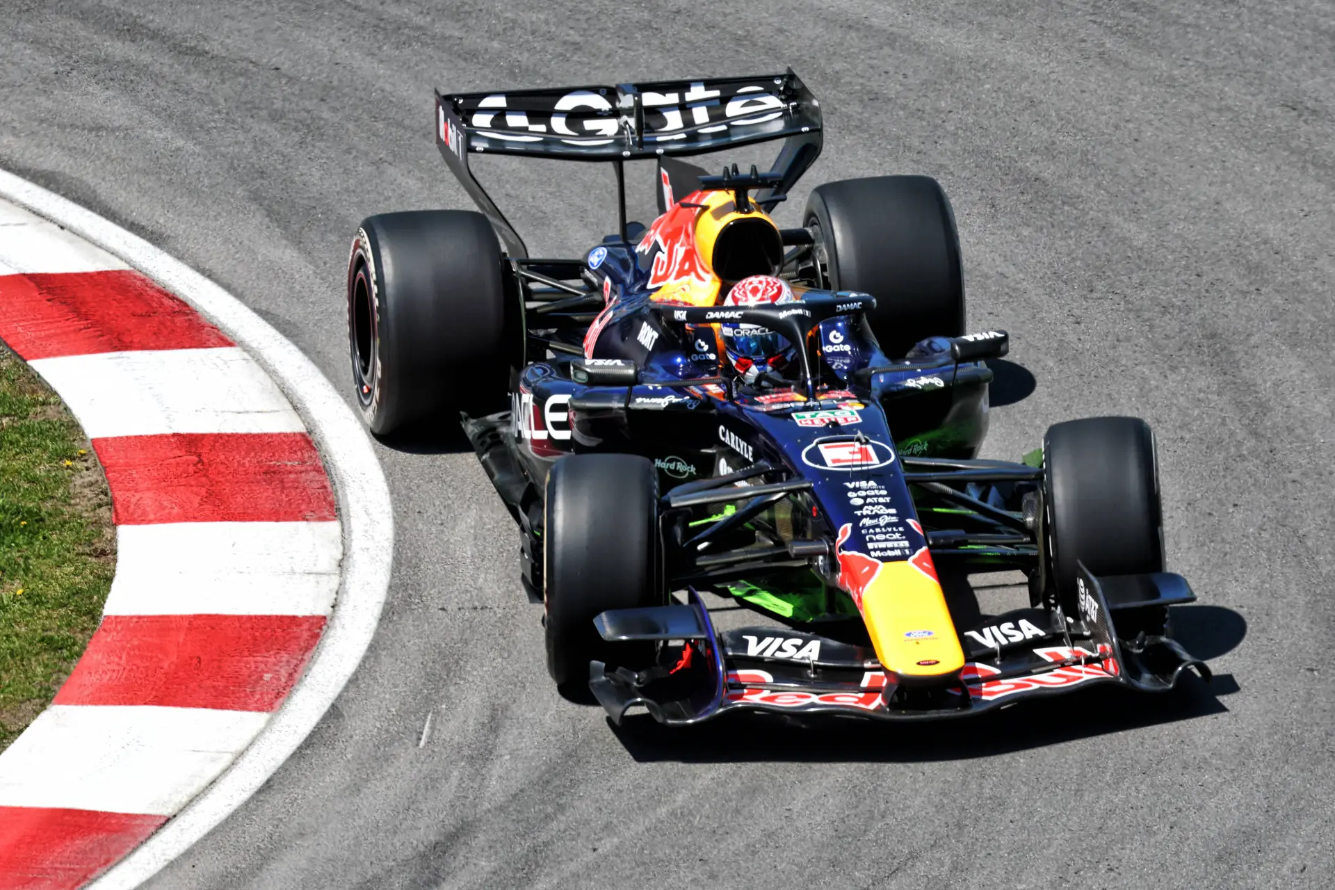 Volledige uitslag | Verstappen naar P5 in VT1, Mercedes oppermachtig