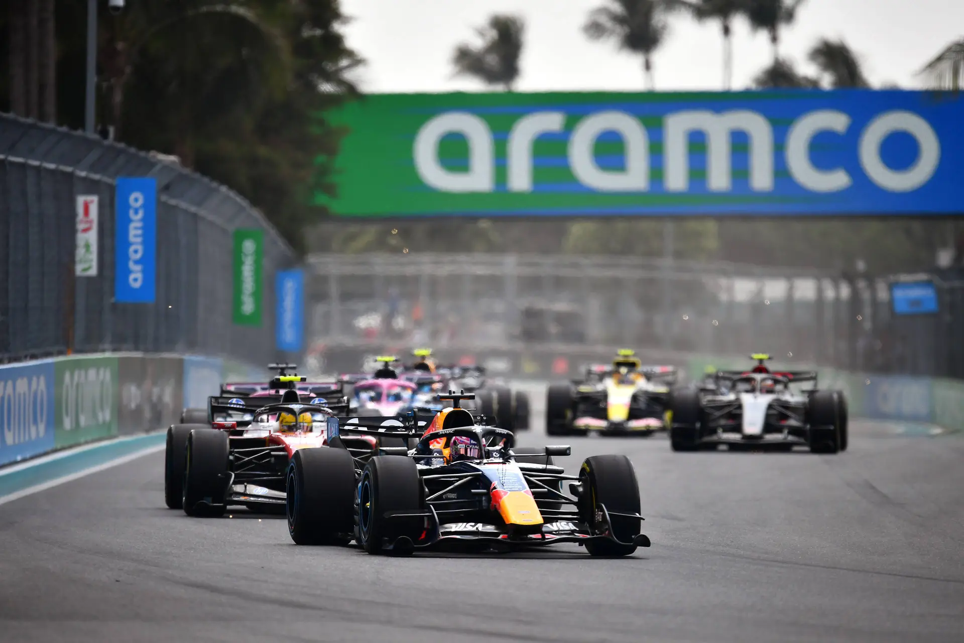 Chaos in Miami: Verstappen spint, Hadjar crasht en Gasly slaat over de kop