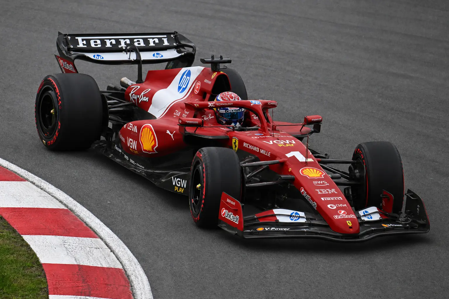 Verstappen kreeg verzoek: In 2027 bij Red Bull, een jaar later naar Ferrari!