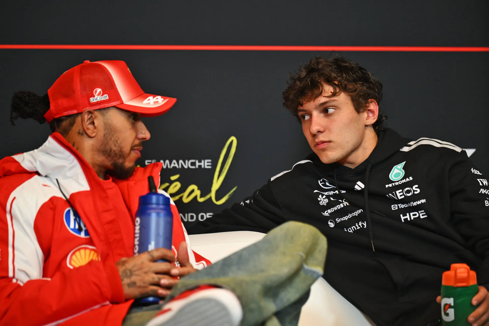 Hamilton en Verstappen over Antonelli: "Ik ga hem echt geen tips meer geven"