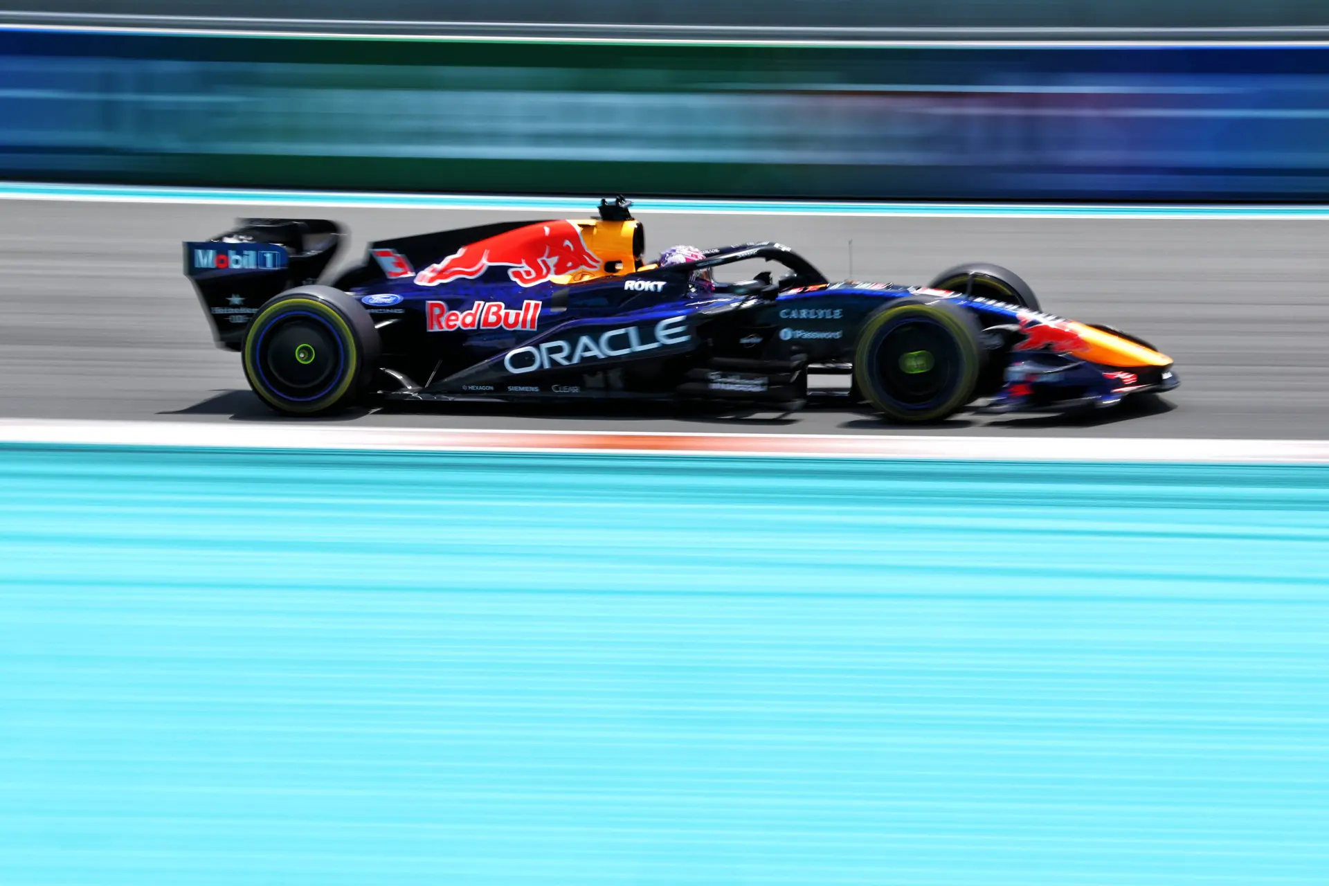 Verstappen en Hamilton vechten fel duel uit tijdens sprintrace in Miami