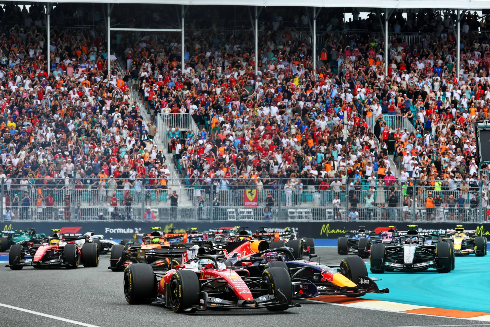 Leclerc zag Verstappen opeens verdwijnen in zijn spiegels: 'Begreep dat hij een fout maakte'