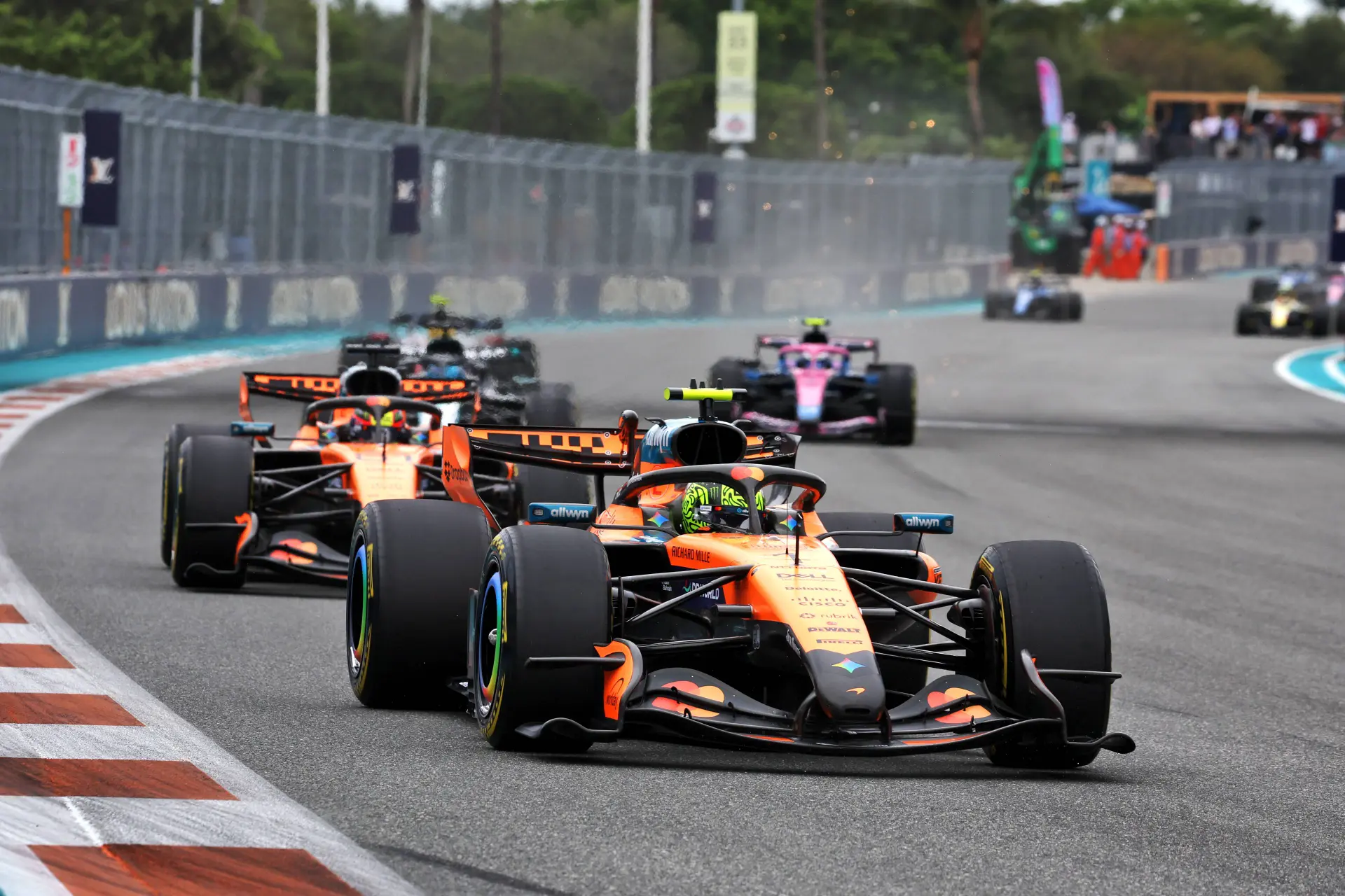 Dominant Mercedes is gewaarschuwd: McLaren gaat vol voor titelprolongatie