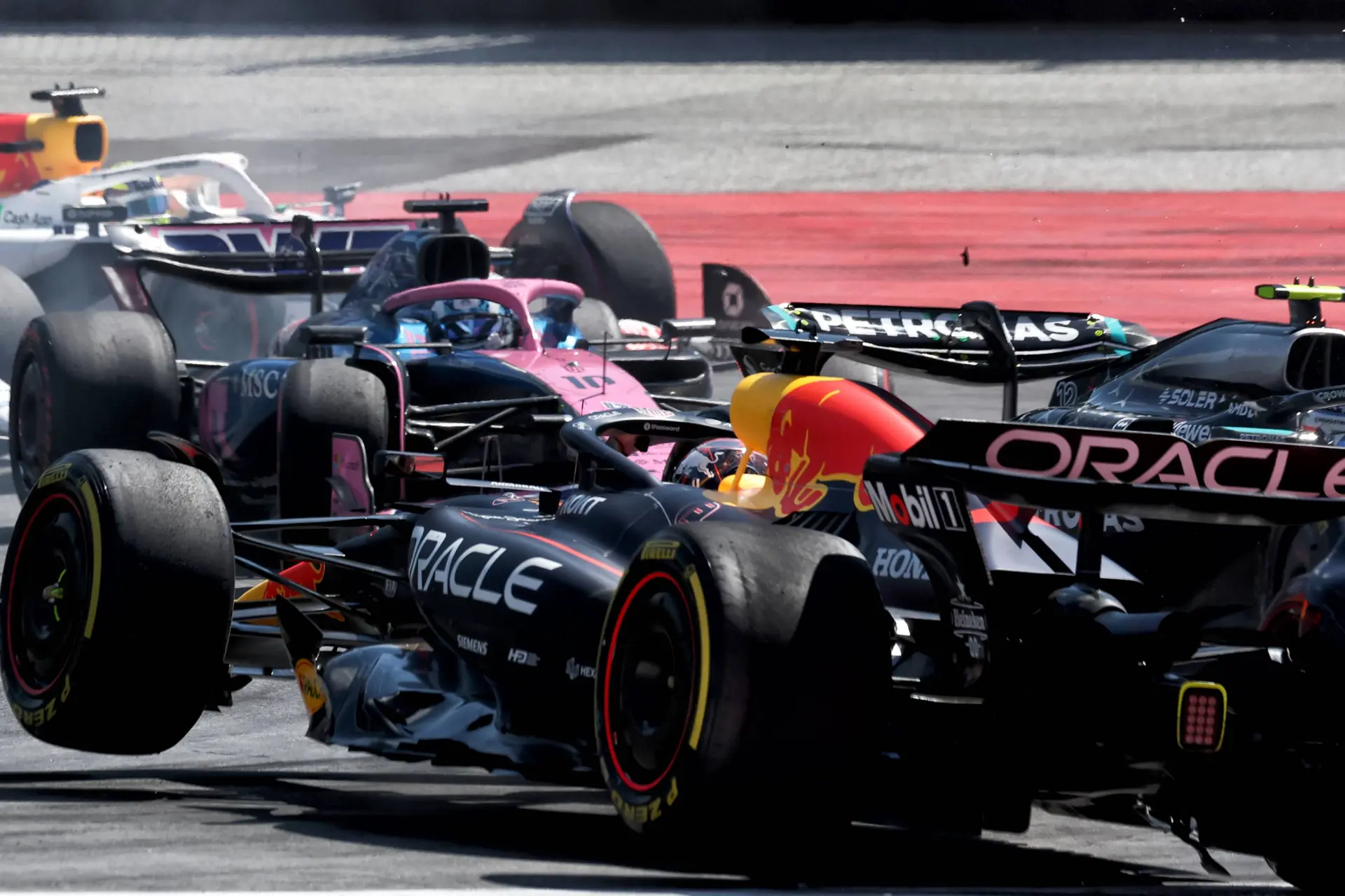 Drama voor Verstappen in GP Oostenrijk na contact met Mercedes in 2025
