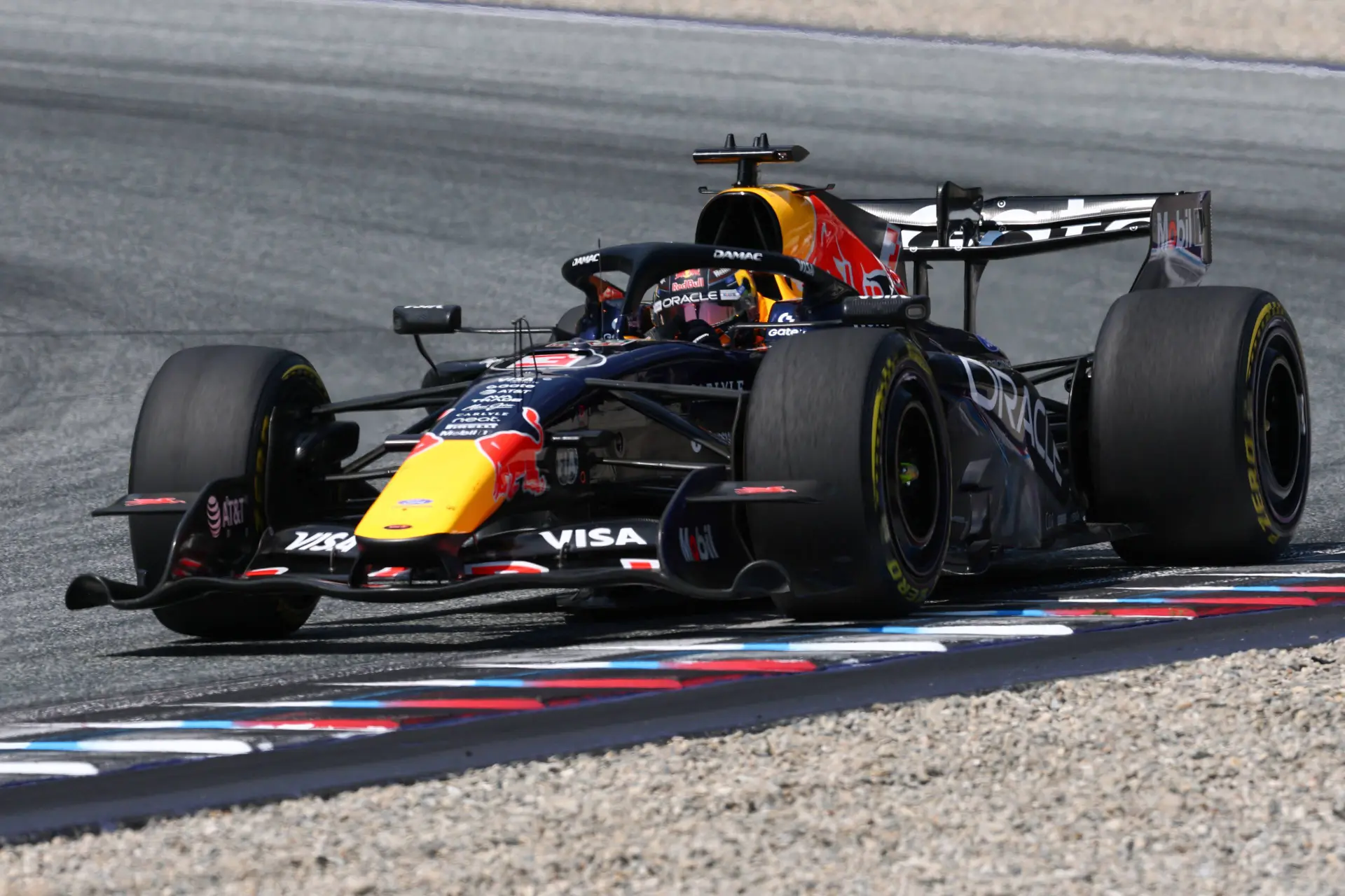 Verstappen toont topvorm in Oostenrijk en komt fractie tekort voor zege