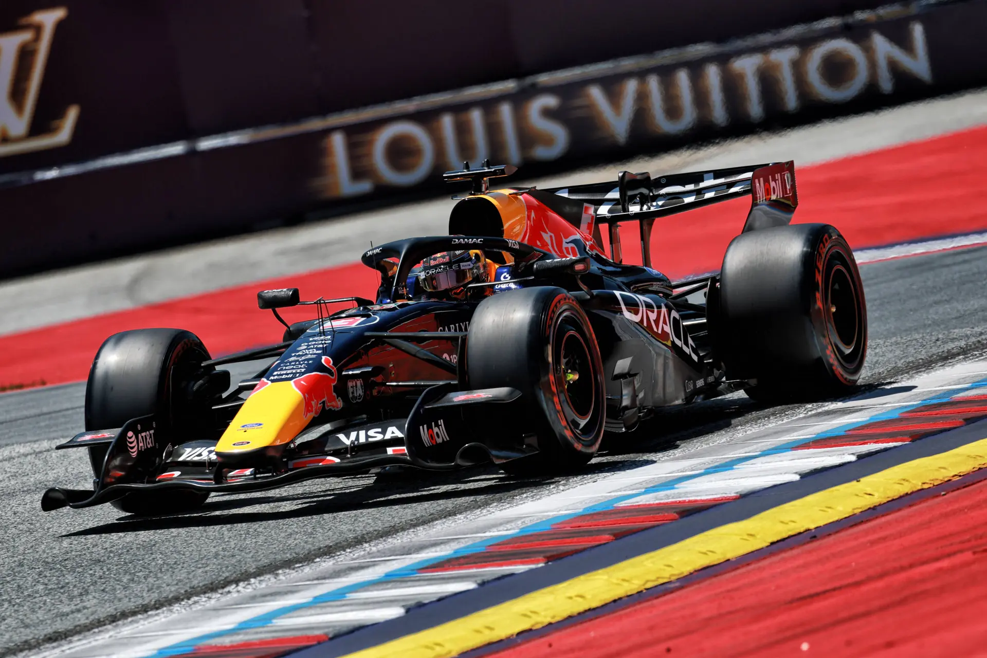 Volledige uitslag | Verstappen loopt zege mis door strategische misser van Red Bull