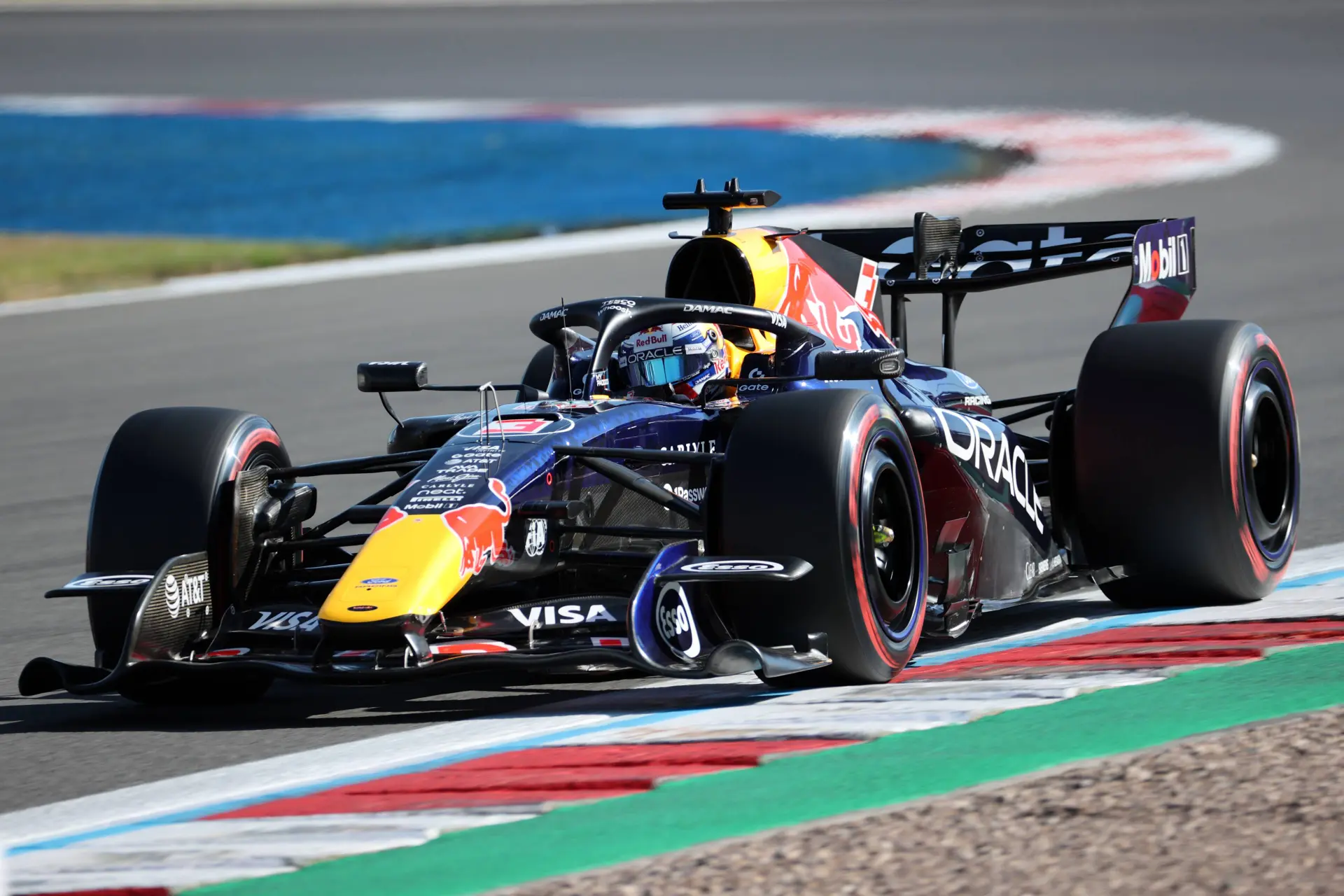 Verstappen kan niets uitrichten na dramastart, Hamilton lijdt nederlaag in thuisrace