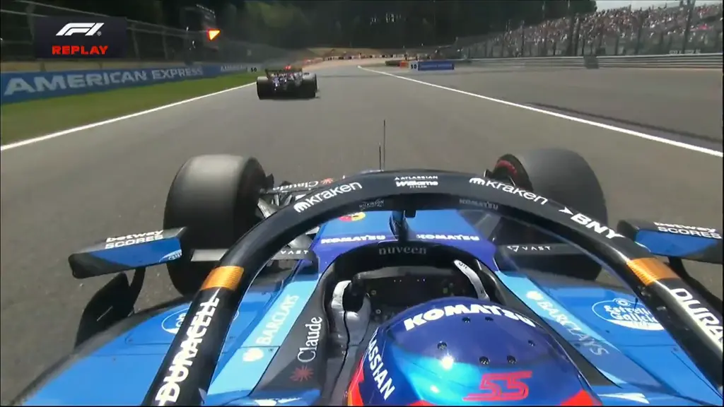 Woedende Verstappen naar de stewards na bijna-crash met Sainz