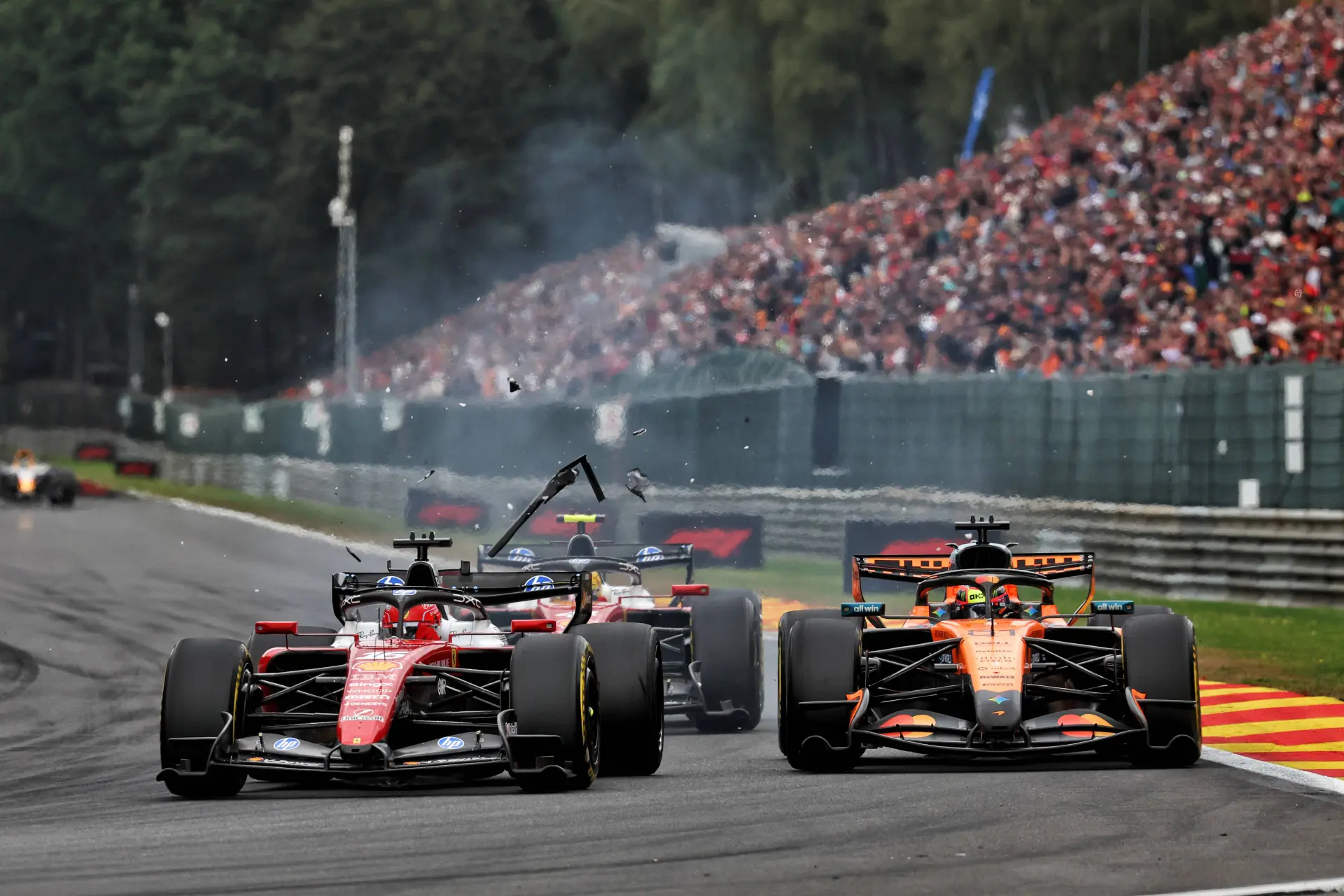 oscar-piastri-mclaren-ferrari-charles-leclerc-belgie