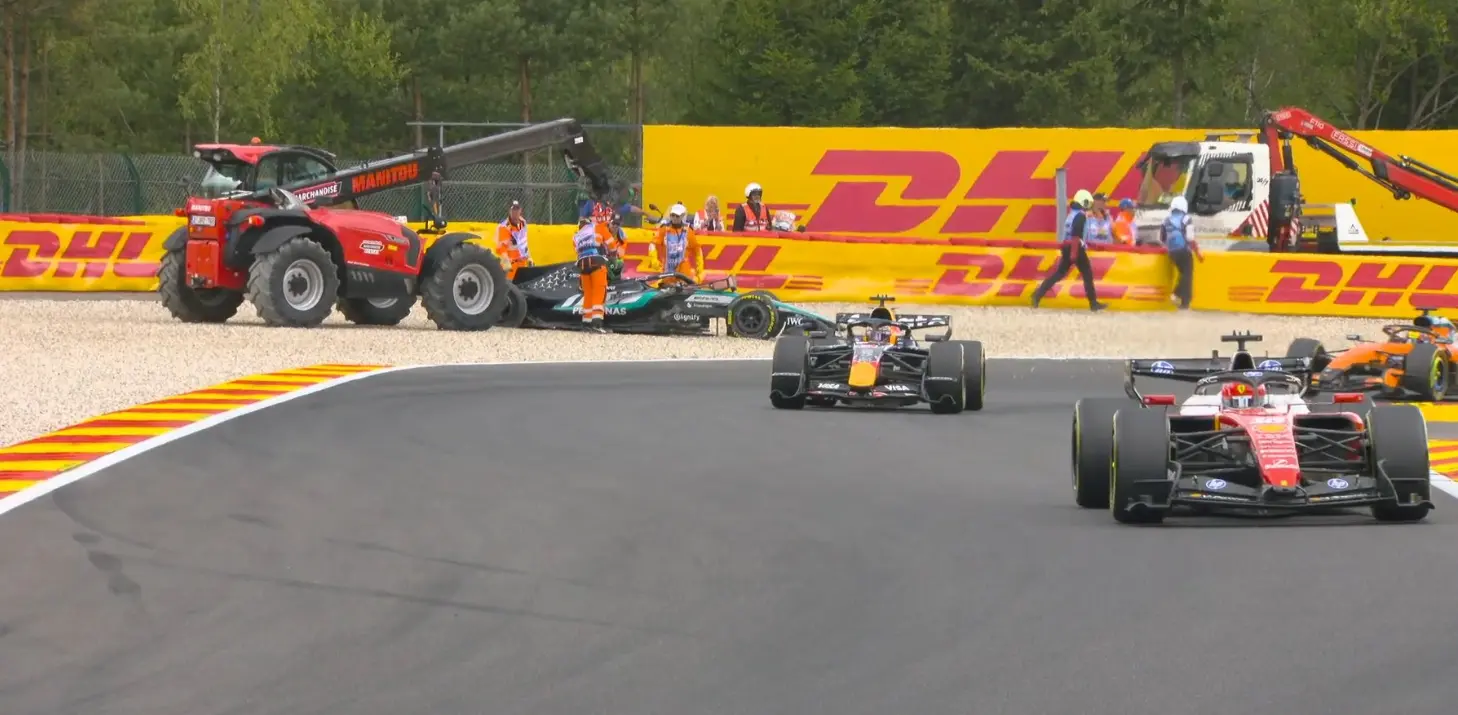Russell crasht in eerste ronde Grand Prix België, straf voor Hamilton