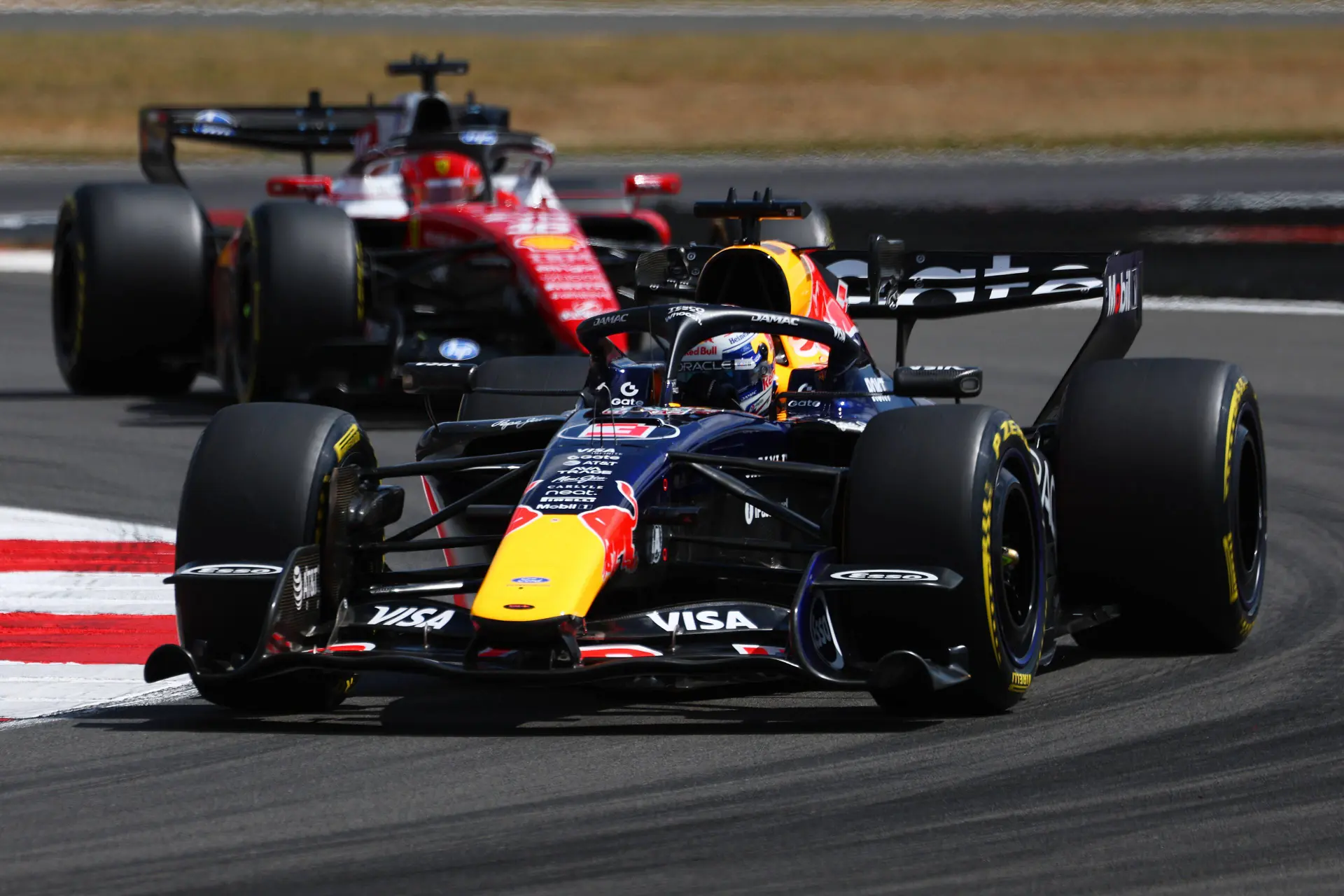 Uitslag kwalificatie Silverstone | Verstappen eindigt achter Hadjar na moeizame sessie
