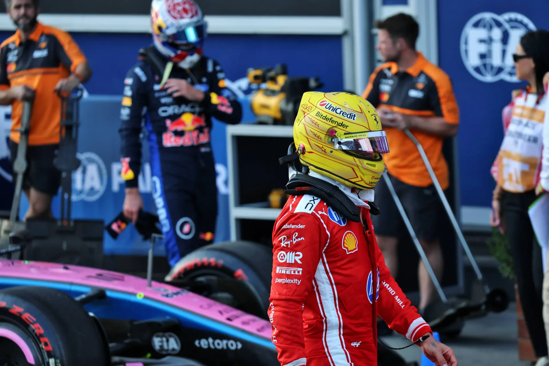 lewis-hamilton-ferrari-baku-vrijdag