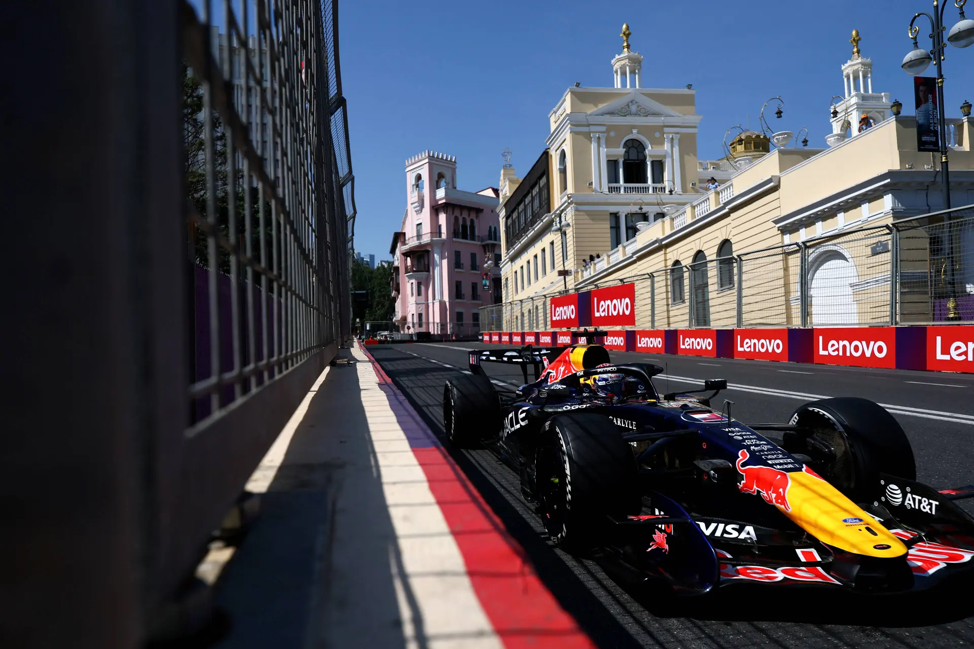 max-verstappen-baku-vrijdag-vt2