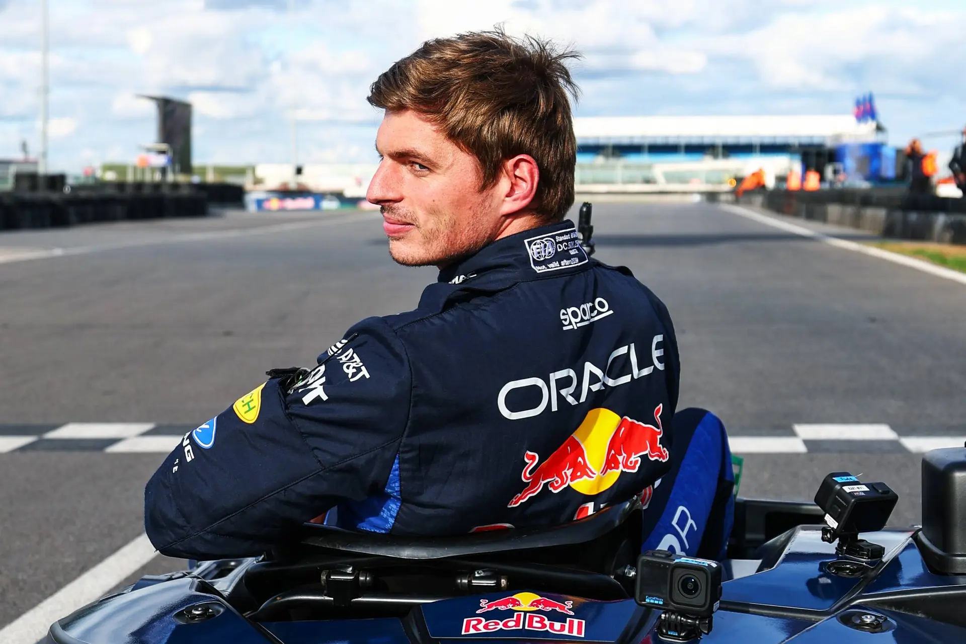 max-verstappen-vs-100-kart (1)