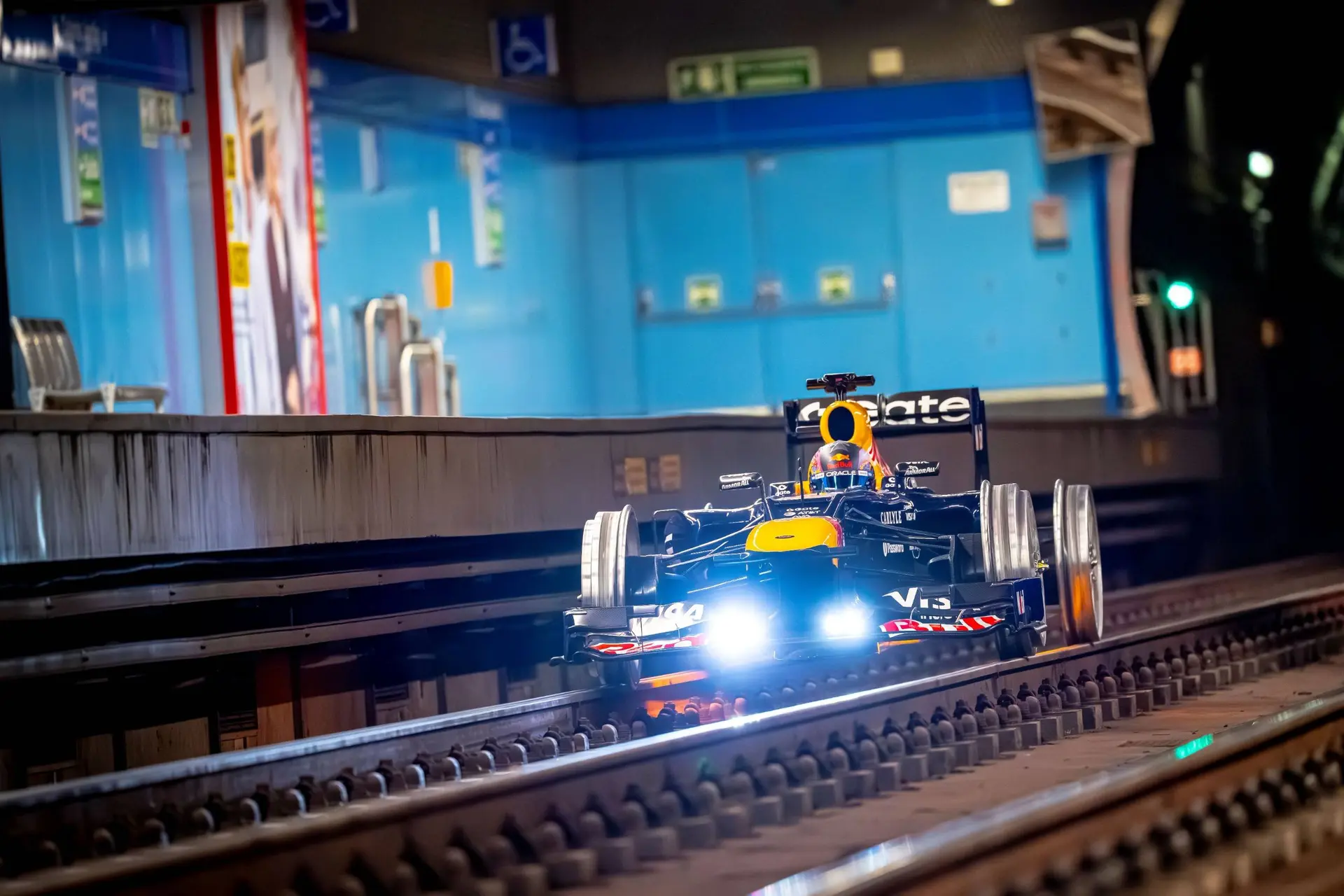 red-bull-madrid-metro-friesacher