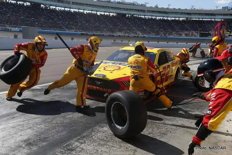 1 logano pitstop