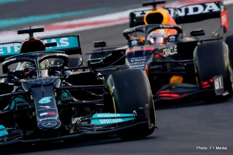 27681832 kontrahenten in der formel lewis hamilton li im mercedes und max verstappen fuer red bull 002