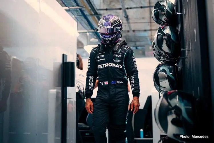 mercedes hamilton pit