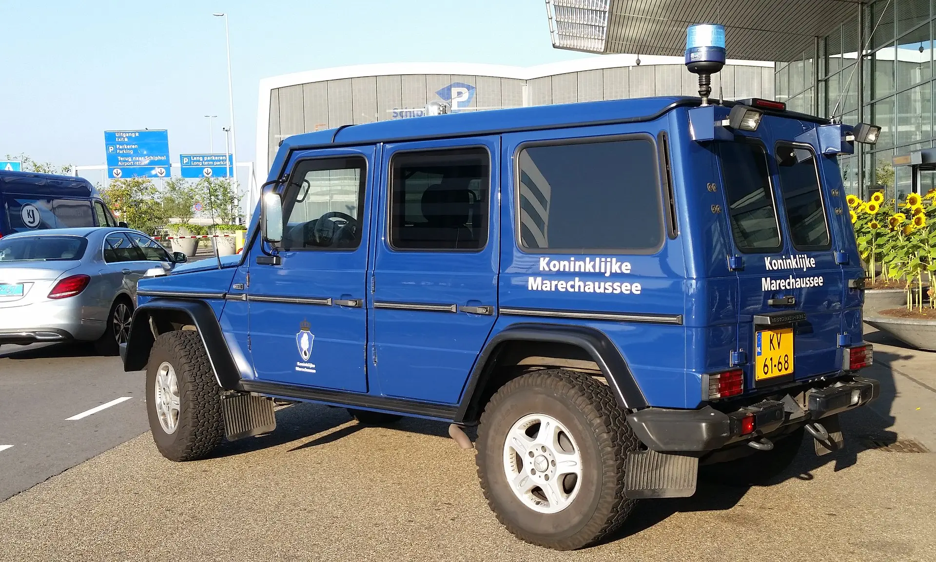 Jongeren met messen aangehouden op Schiphol
