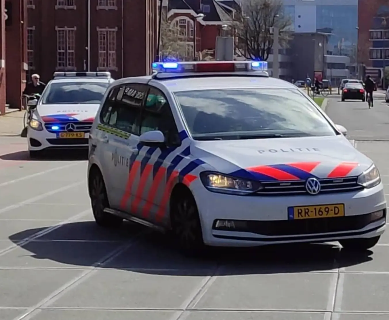 Vrouw op straat doodgestoken, verdachte springt van brug tijdens zelfmoordpoging