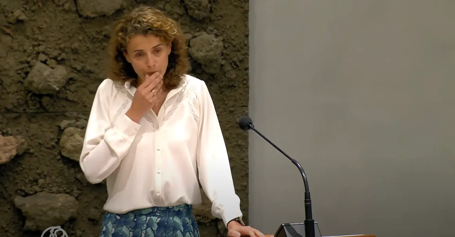 VIDEO: Geert Wilders maakt VVD-fractievoorzitter Hermans aan het huilen