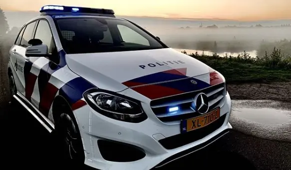 Man onder invloed rijdt met zijn hele gezin het water in
