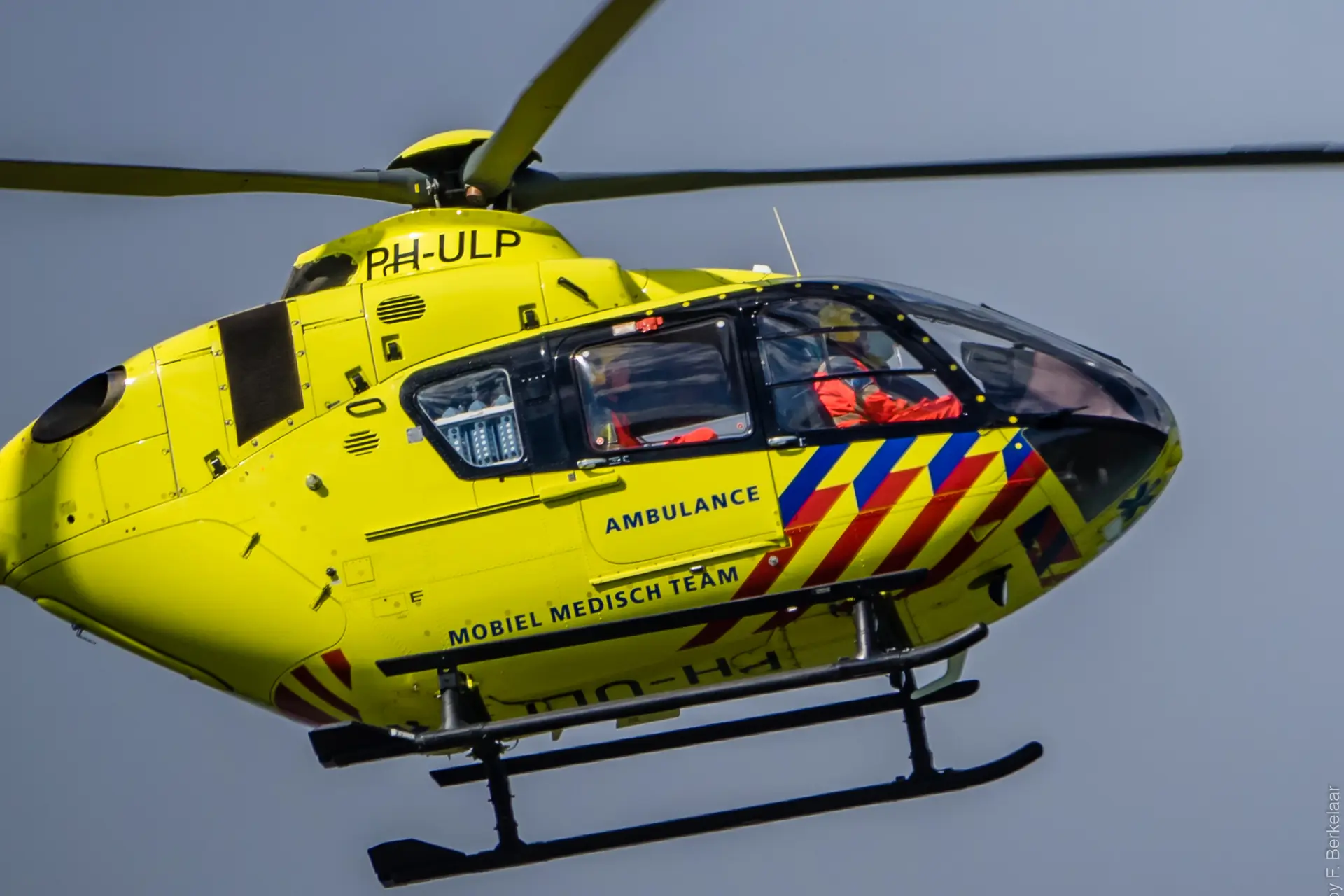 Auto botst tegen boom: jonge bestuurder (26) overleden, passagier zwaargewond