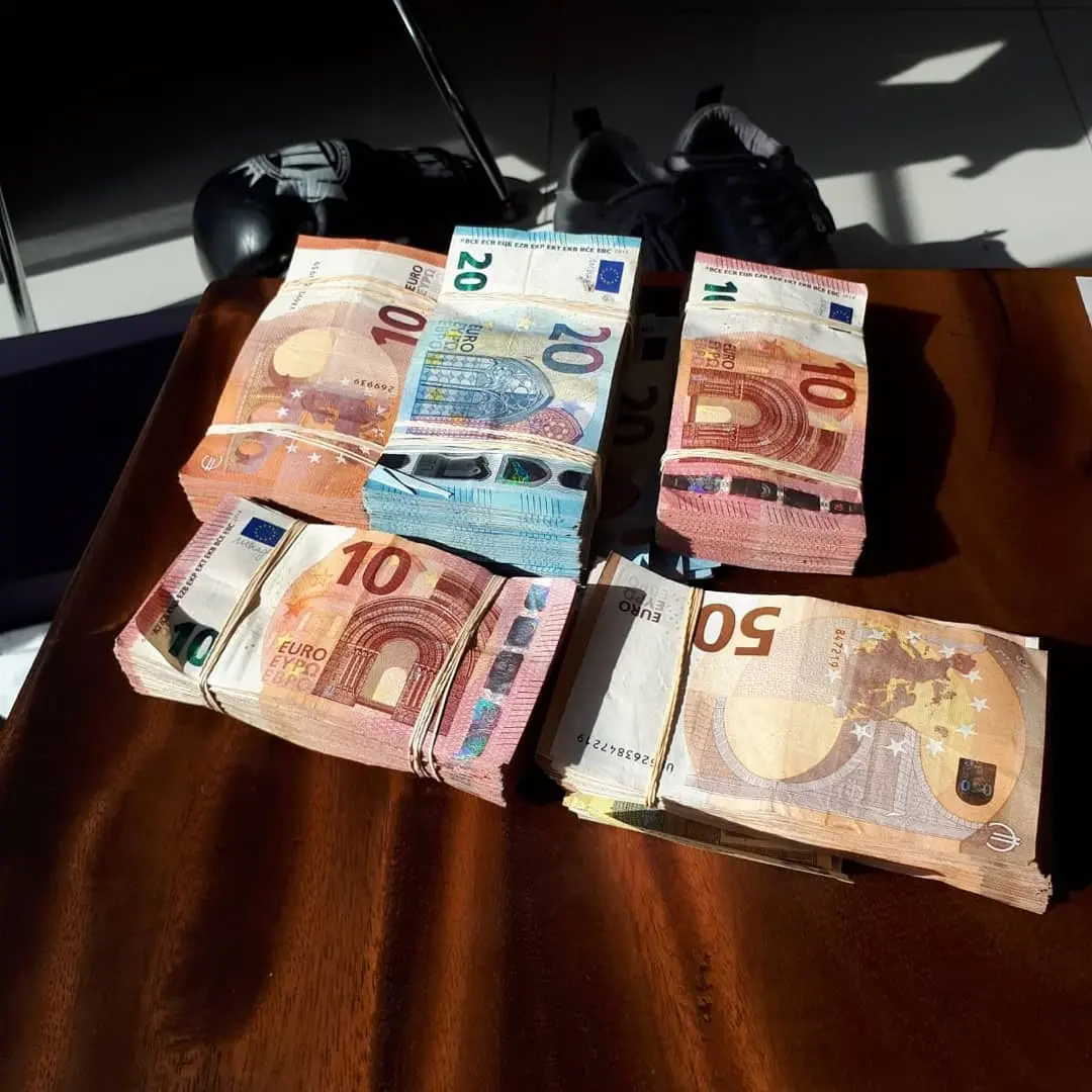 Politie Rotterdam treft ruim 42.000 euro en dure goederen in auto aan bij controle