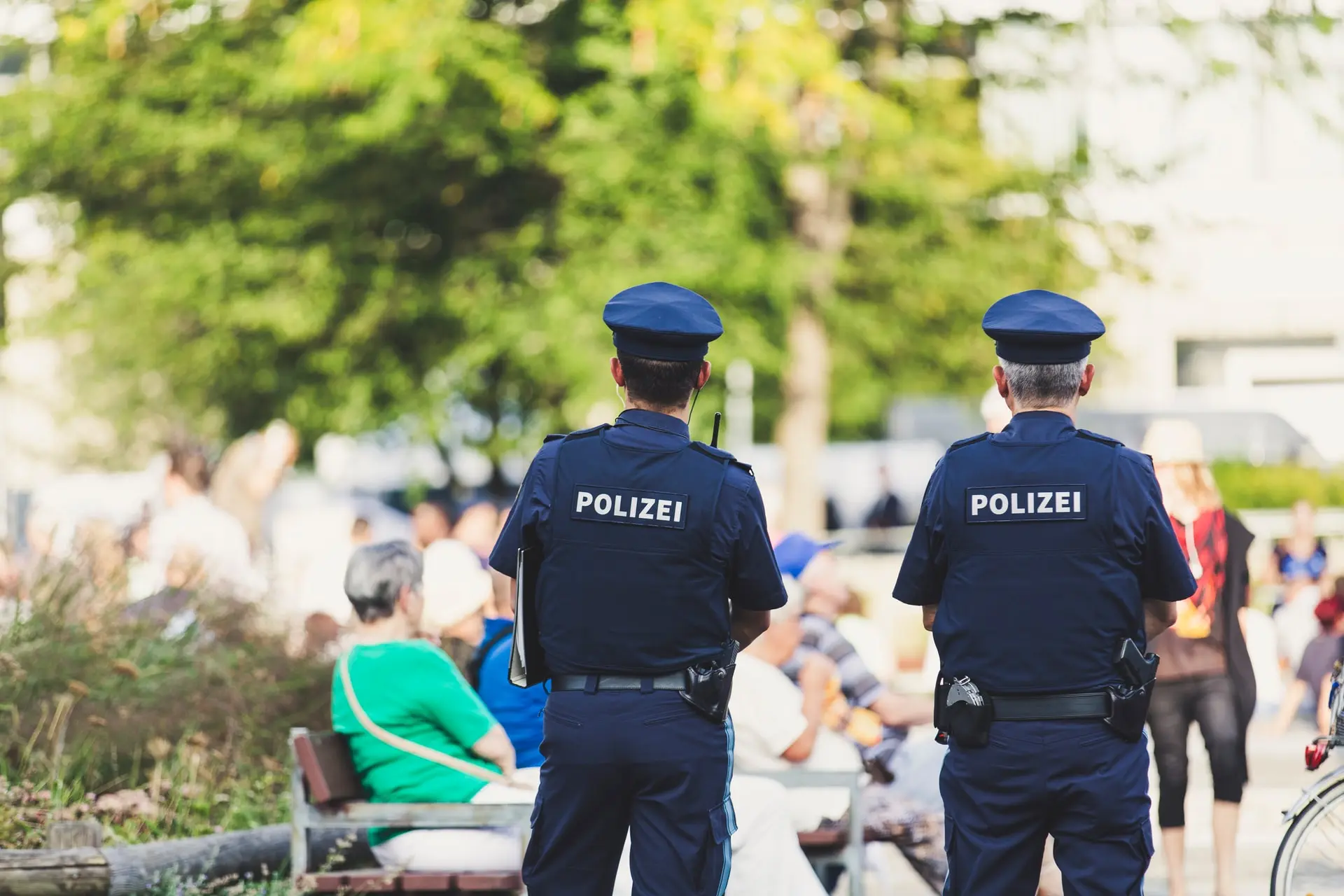 Dertienjarig meisje verkracht en vermoord, drie asielzoekers gearresteerd
