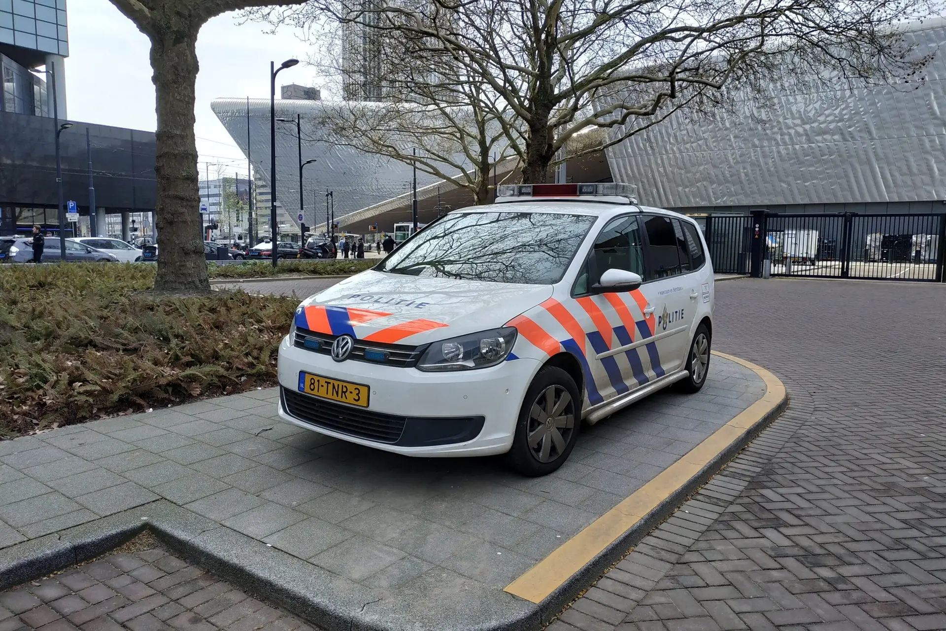 Overleden man in huis gevonden, politie doet onderzoek