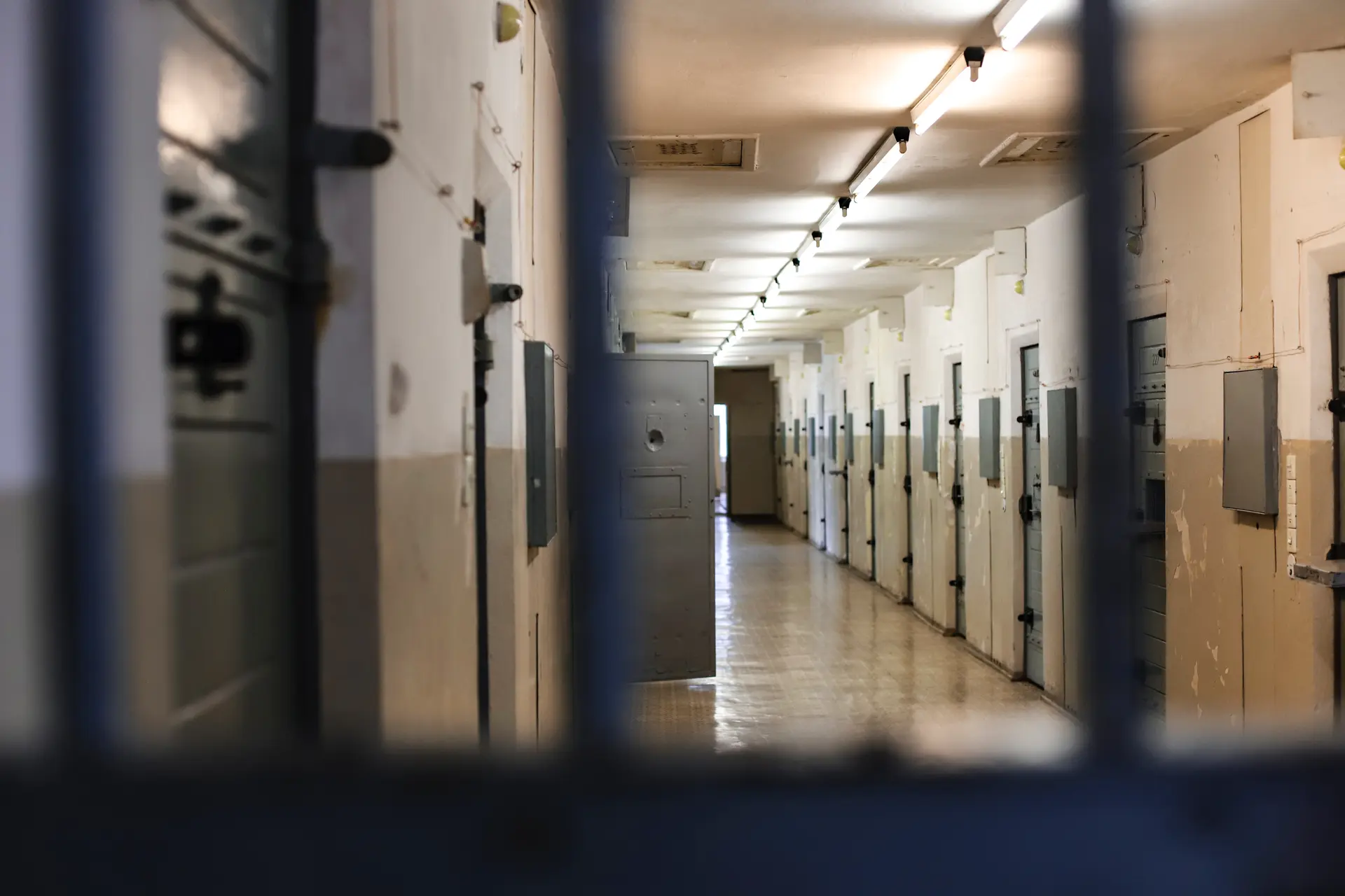 Man veroordeeld tot levenslange gevangenisstraf na seksueel misbruik van 9-jarig meisje en geweld tegen moeder