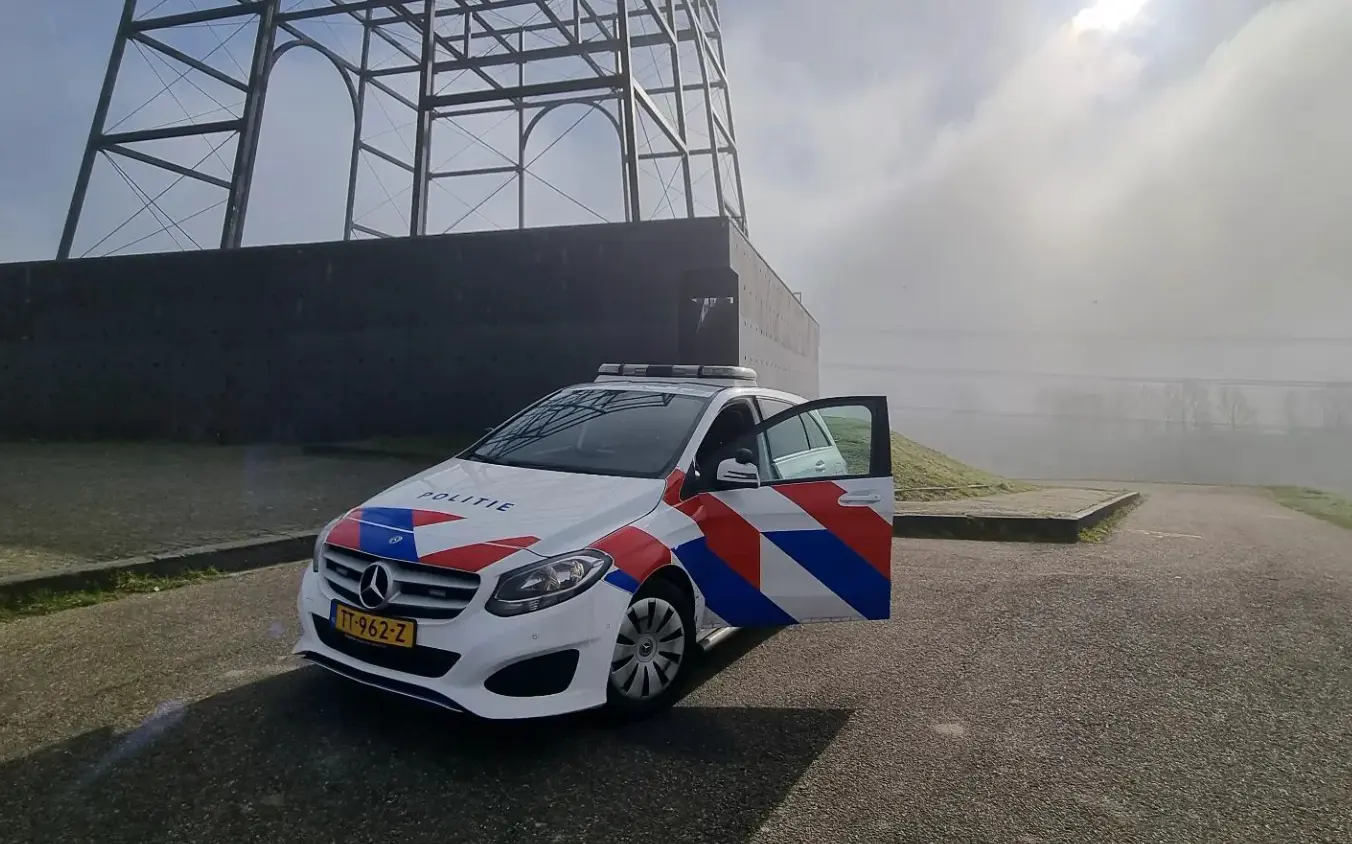 Overledene gevonden naast een vrachtwagen, op straat