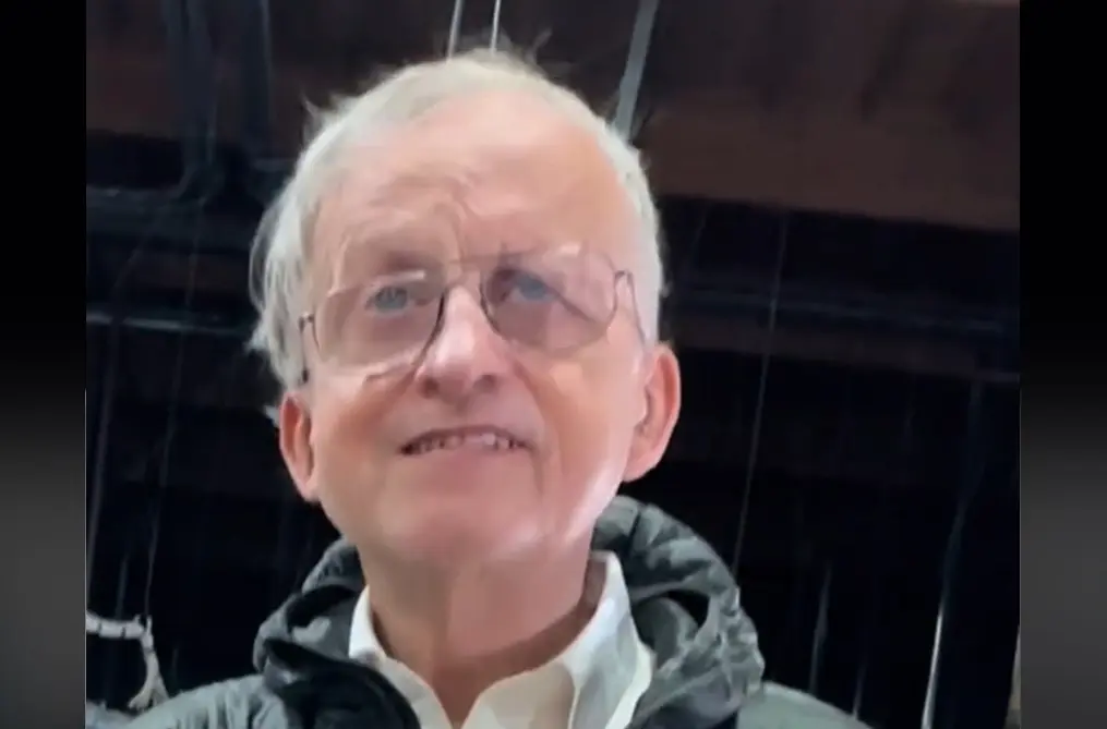 Na 42-jarige trouwe dienst, geeft werkgever John (70) een triest en goedkoop afscheidscadeau