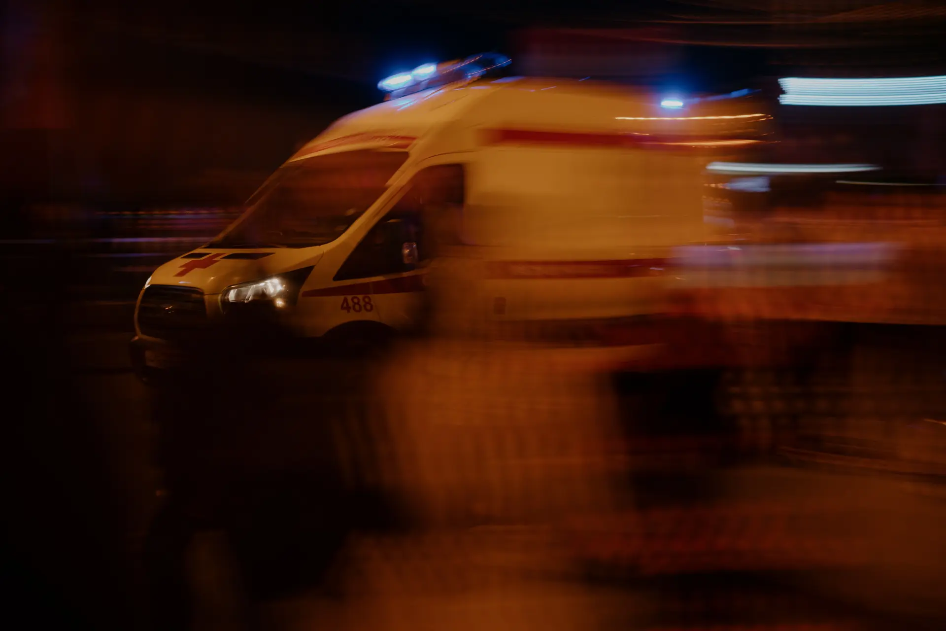 Vreselijk ongeluk: Peuter valt uit rijdende auto en wordt vervolgens geraakt door ambulance